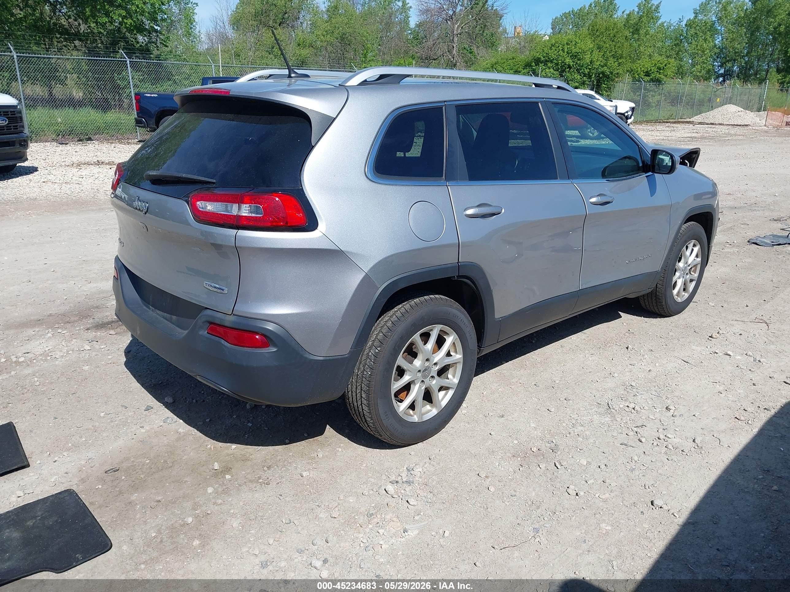 2015 Jeep Cherokee Latitude Silver vin: 1C4PJMCB7FW504552