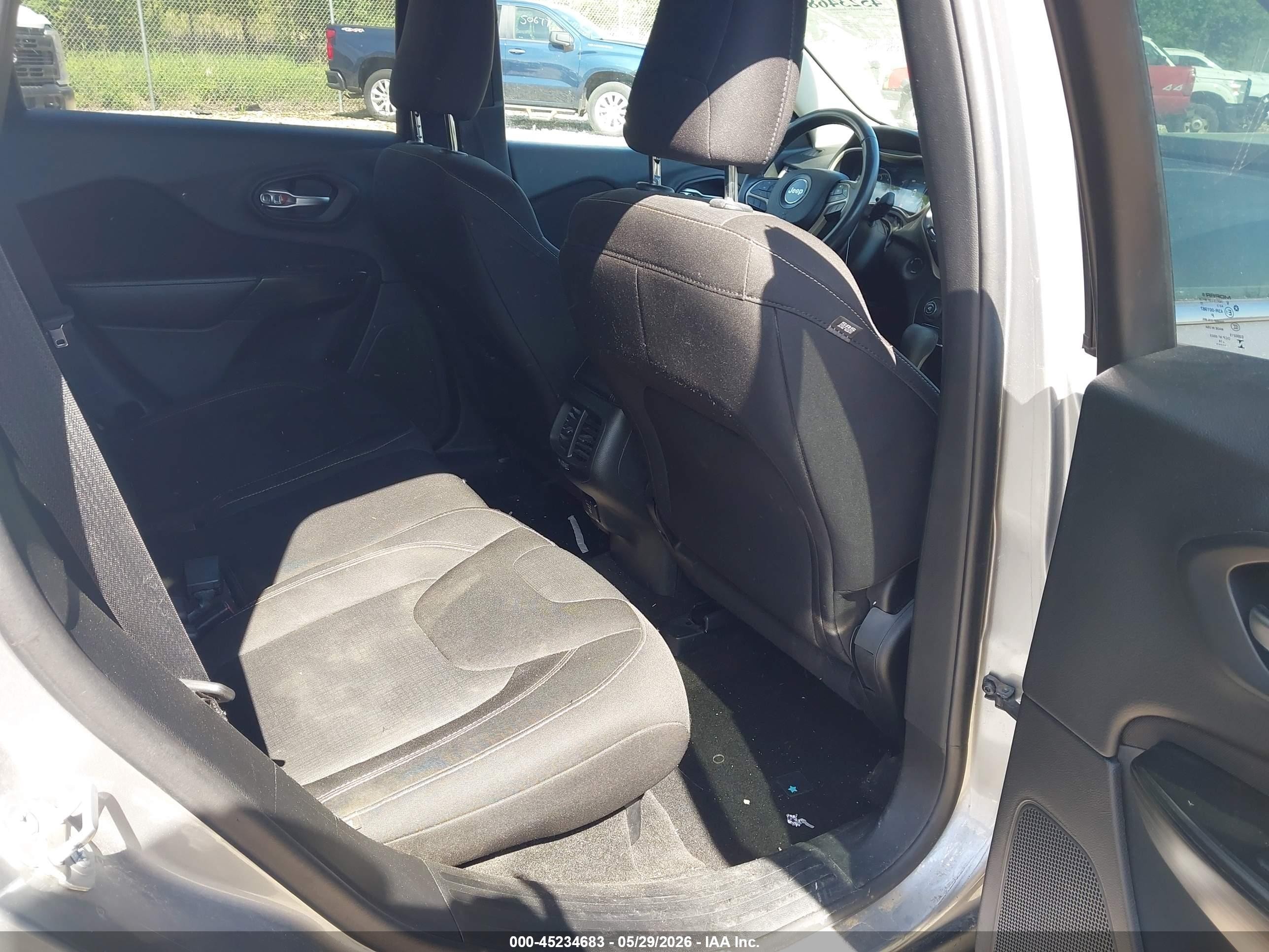 2015 Jeep Cherokee Latitude Silver vin: 1C4PJMCB7FW504552