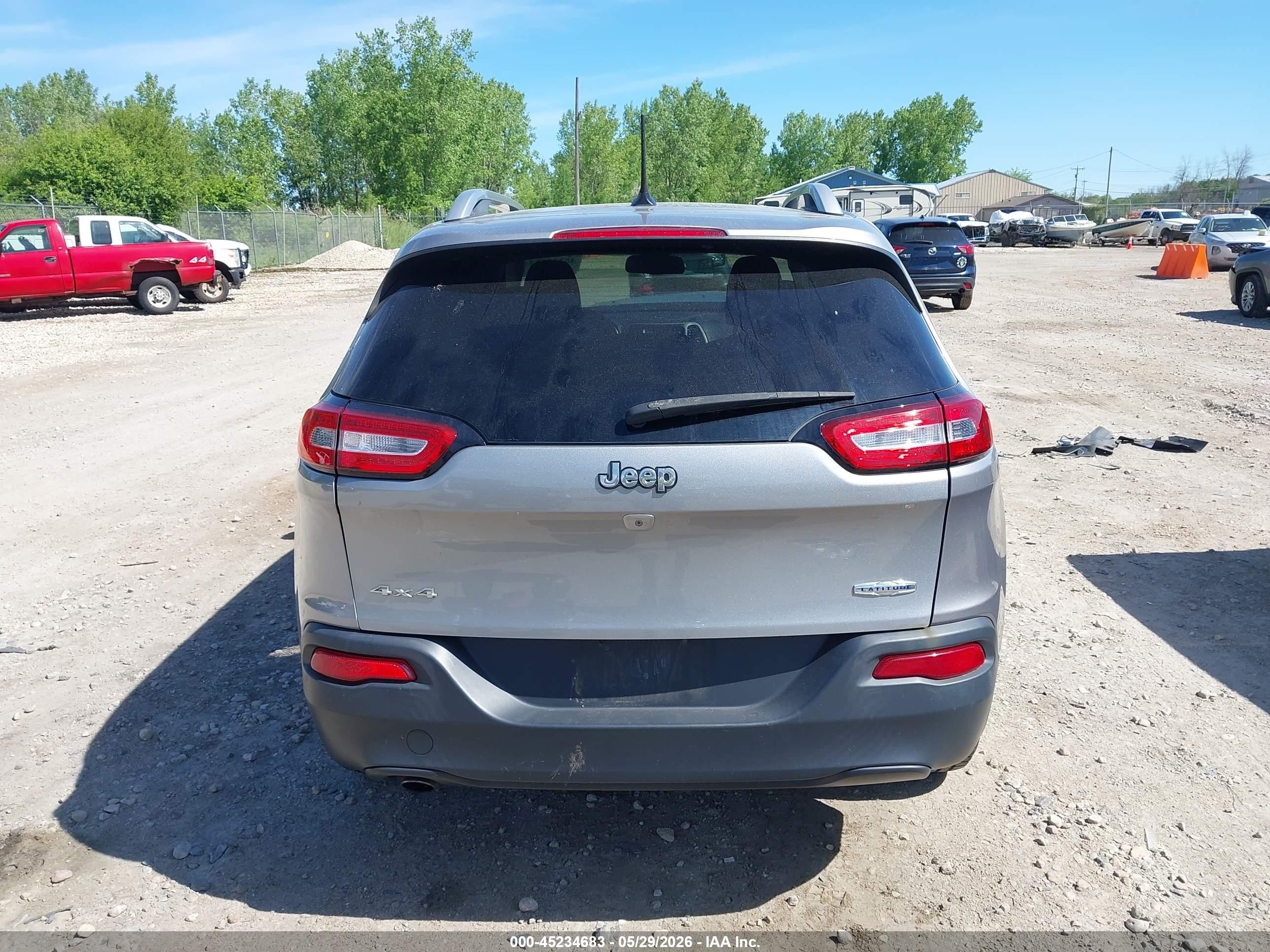 2015 Jeep Cherokee Latitude Silver vin: 1C4PJMCB7FW504552