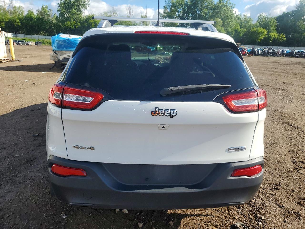 2015 Jeep Cherokee Latitude White vin: 1C4PJMCB7FW509671