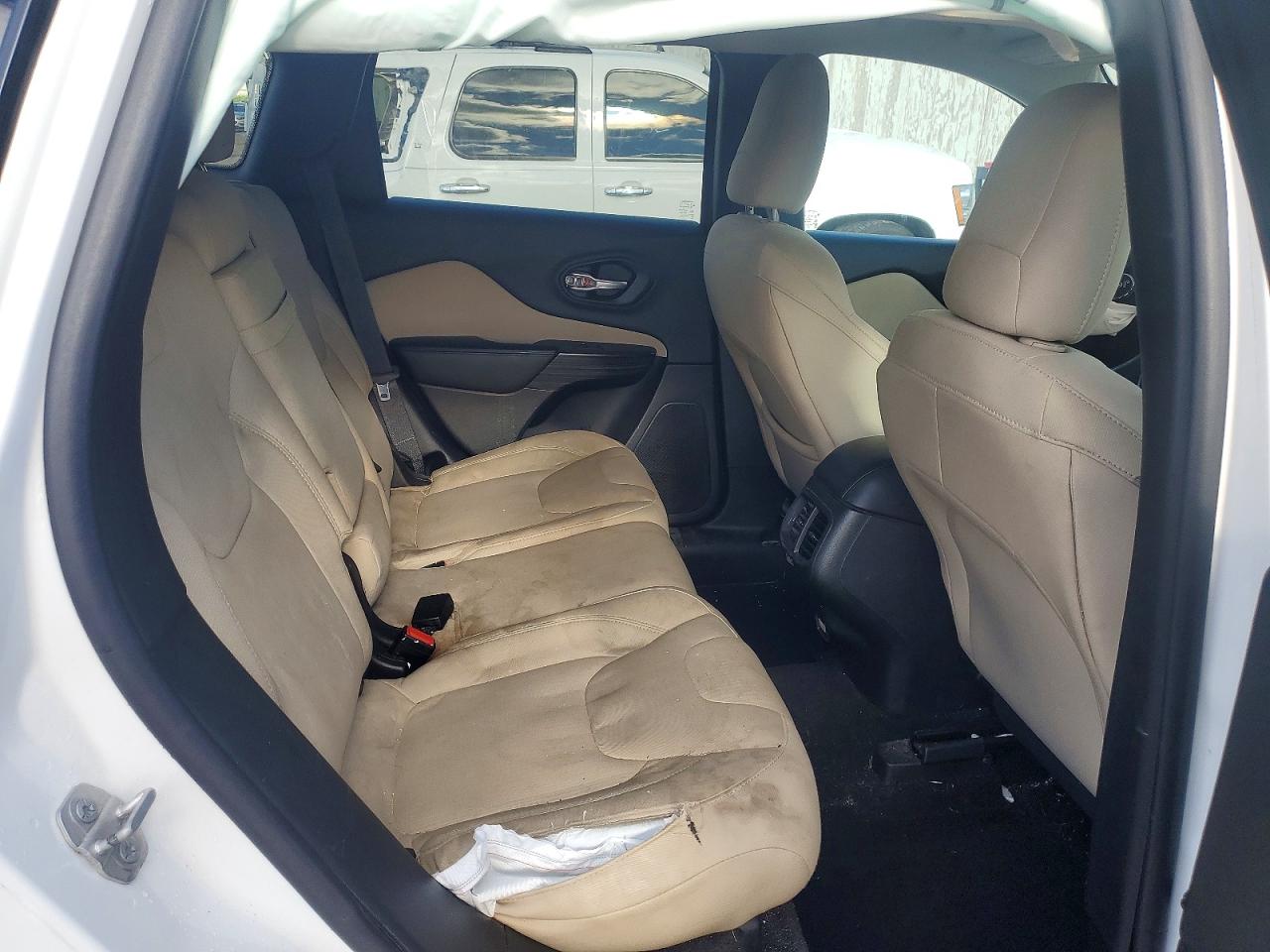 2015 Jeep Cherokee Latitude White vin: 1C4PJMCB7FW509671