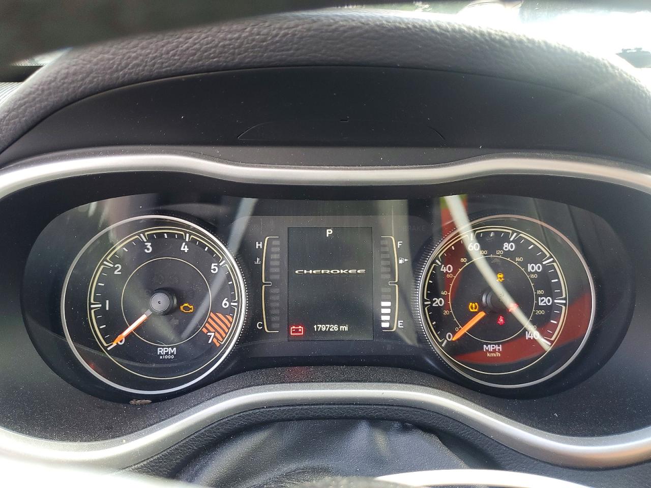 2015 Jeep Cherokee Latitude White vin: 1C4PJMCB7FW509671