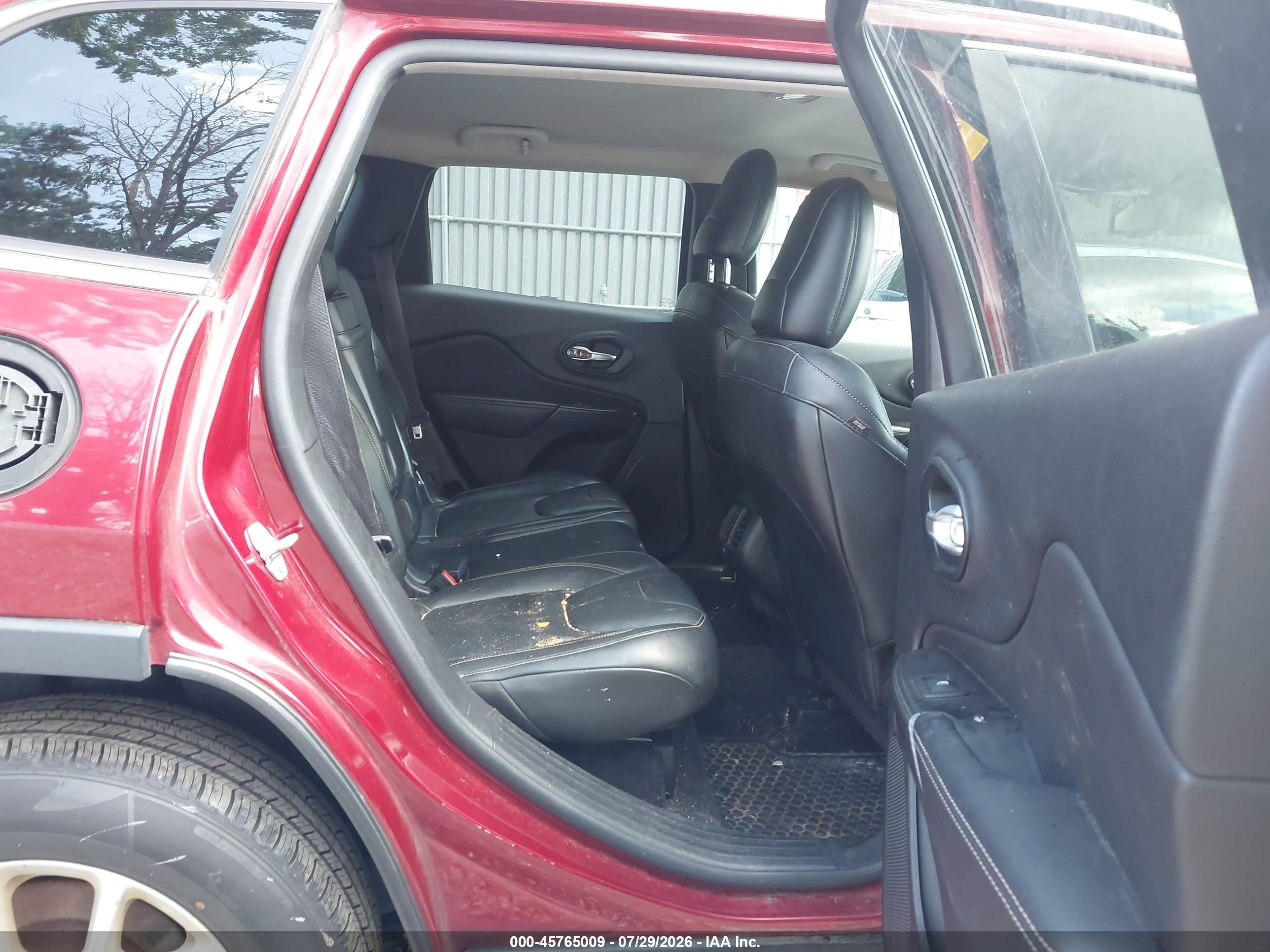 2015 Jeep Cherokee Latitude Red vin: 1C4PJMCB7FW588971