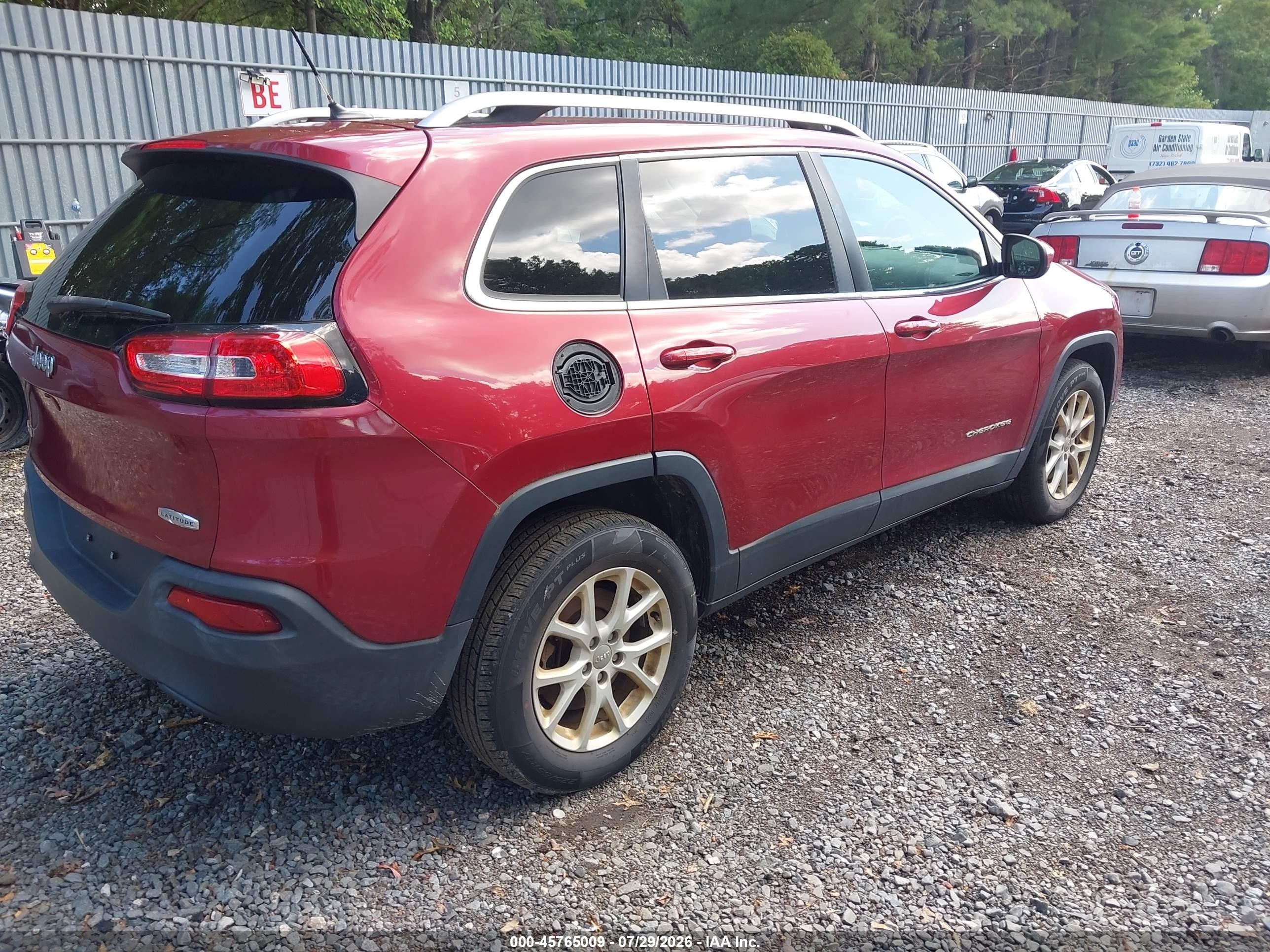 2015 Jeep Cherokee Latitude Red vin: 1C4PJMCB7FW588971
