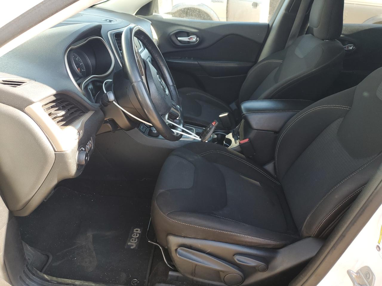 2015 Jeep Cherokee Latitude White vin: 1C4PJMCB7FW633150