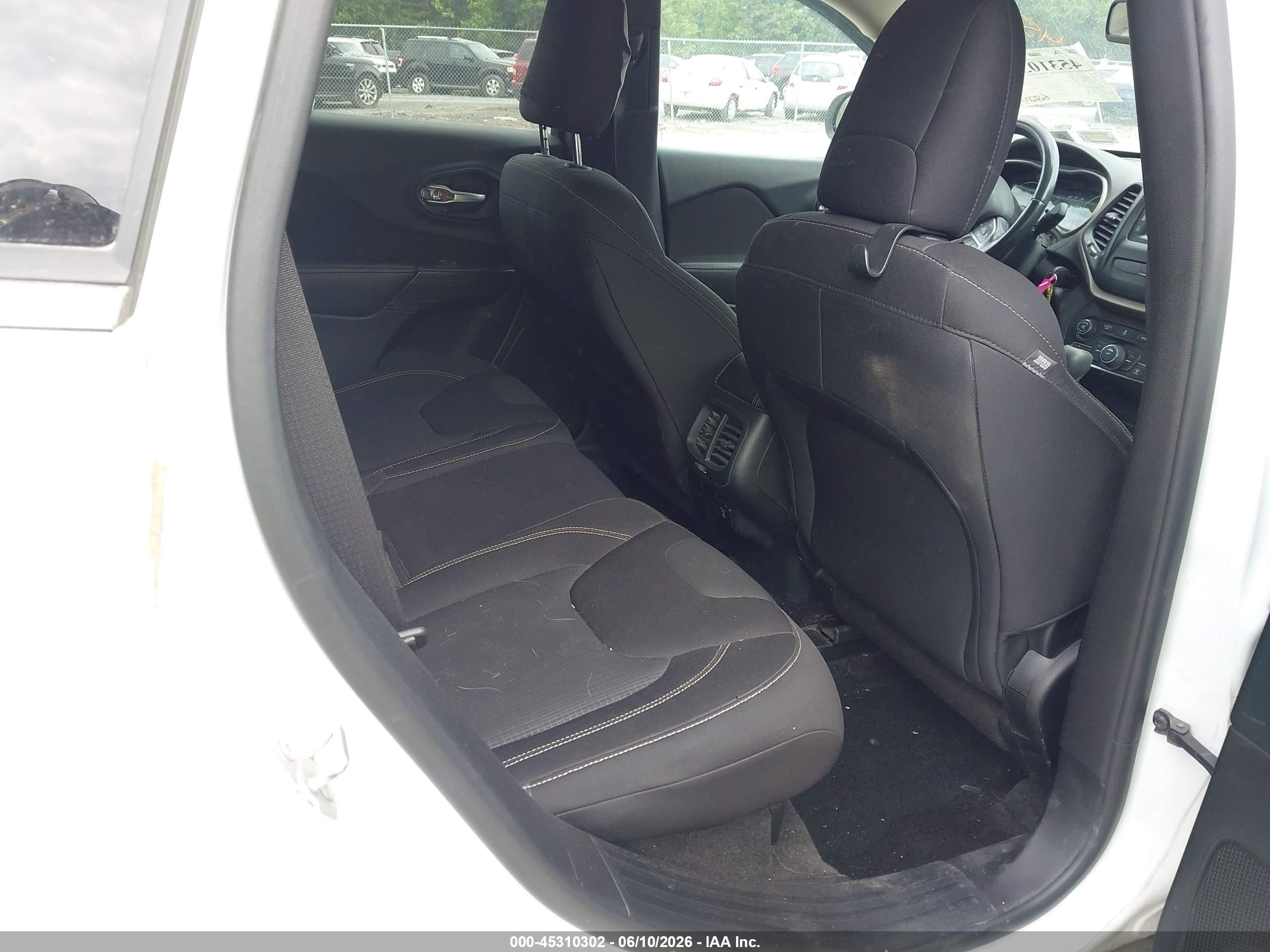 2015 Jeep Cherokee Latitude White vin: 1C4PJMCB7FW772307