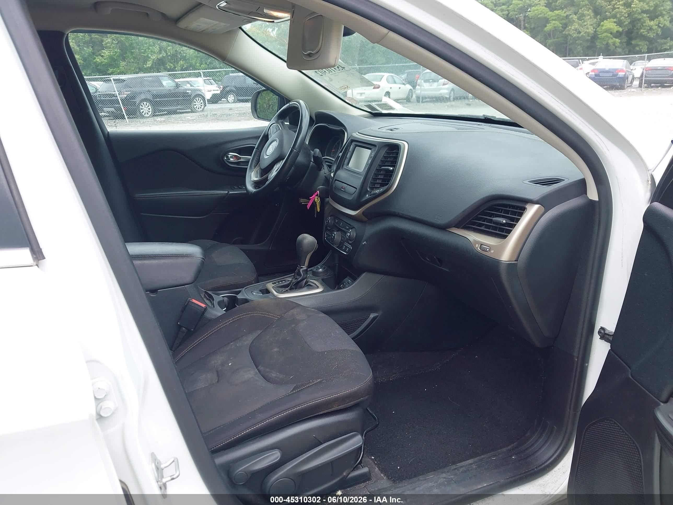 2015 Jeep Cherokee Latitude White vin: 1C4PJMCB7FW772307