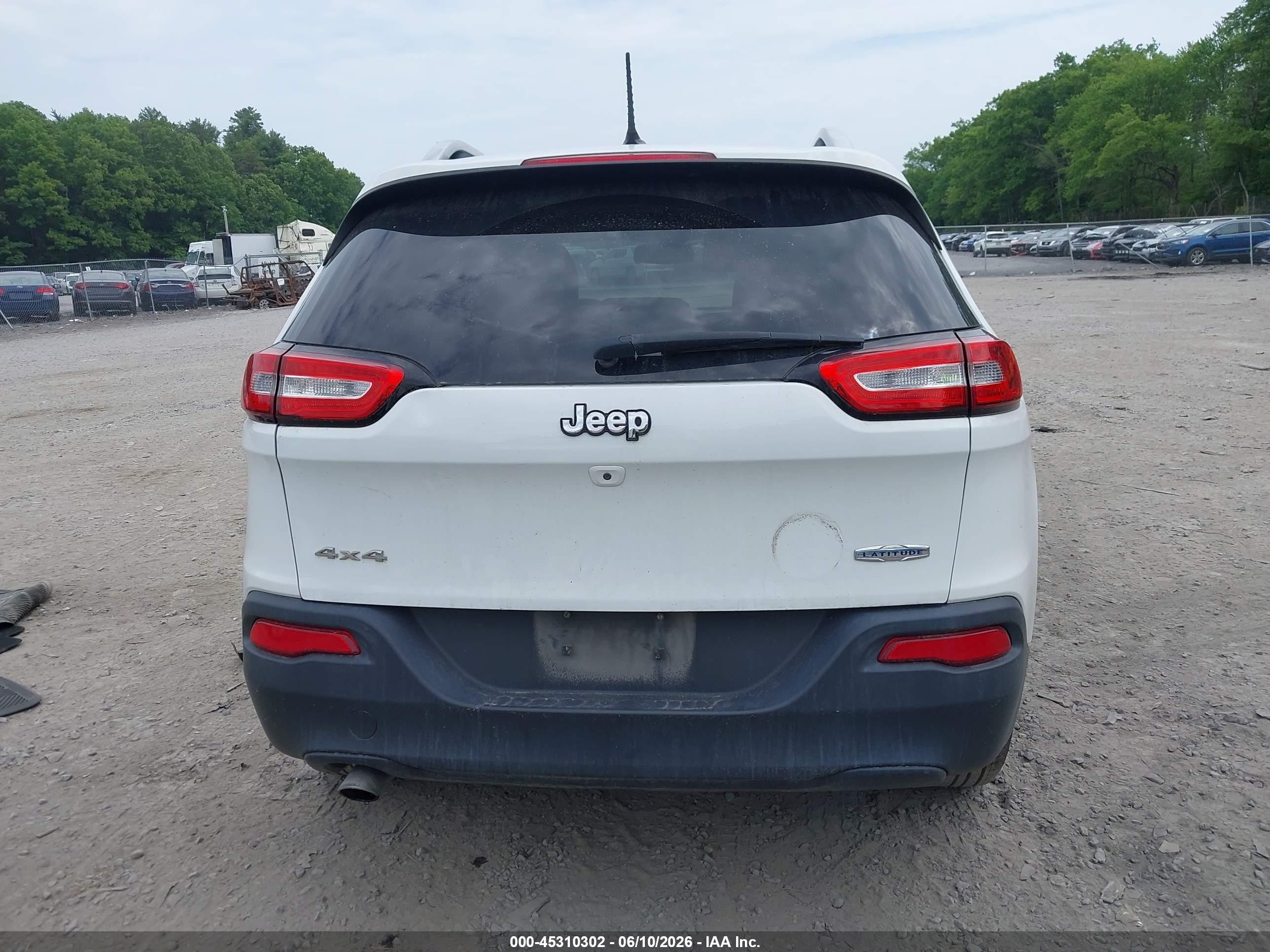 2015 Jeep Cherokee Latitude White vin: 1C4PJMCB7FW772307