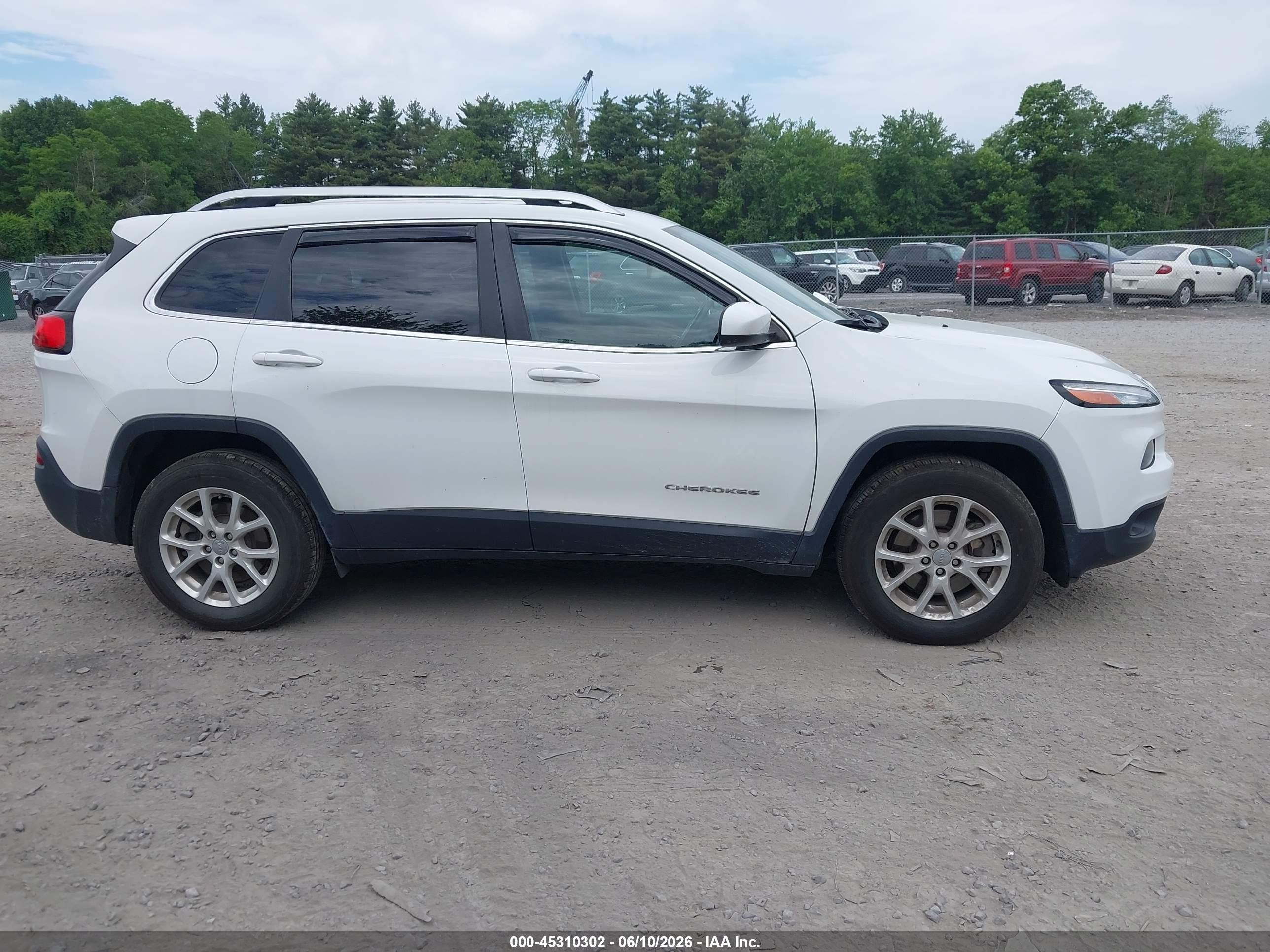 2015 Jeep Cherokee Latitude White vin: 1C4PJMCB7FW772307