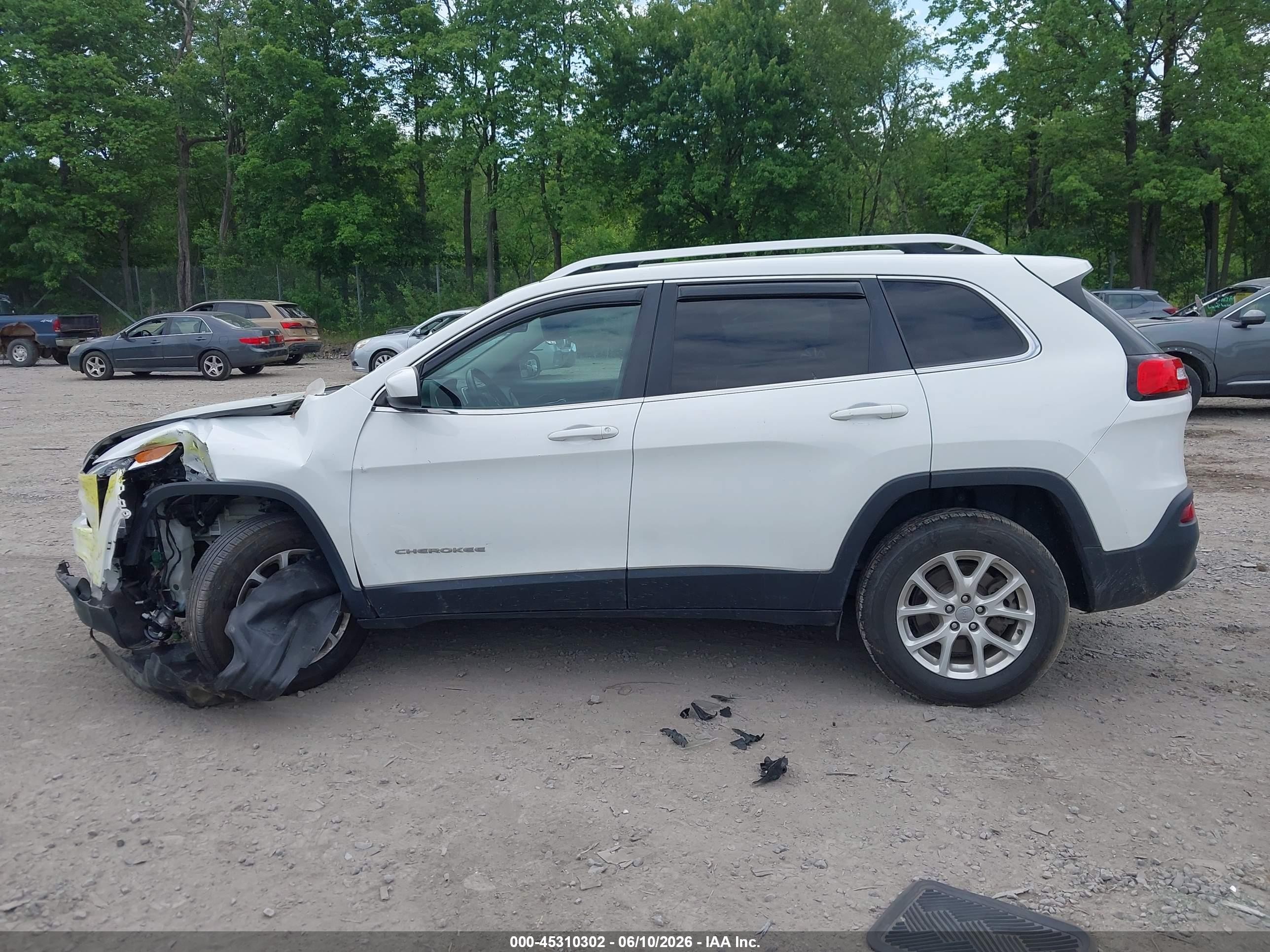 2015 Jeep Cherokee Latitude White vin: 1C4PJMCB7FW772307