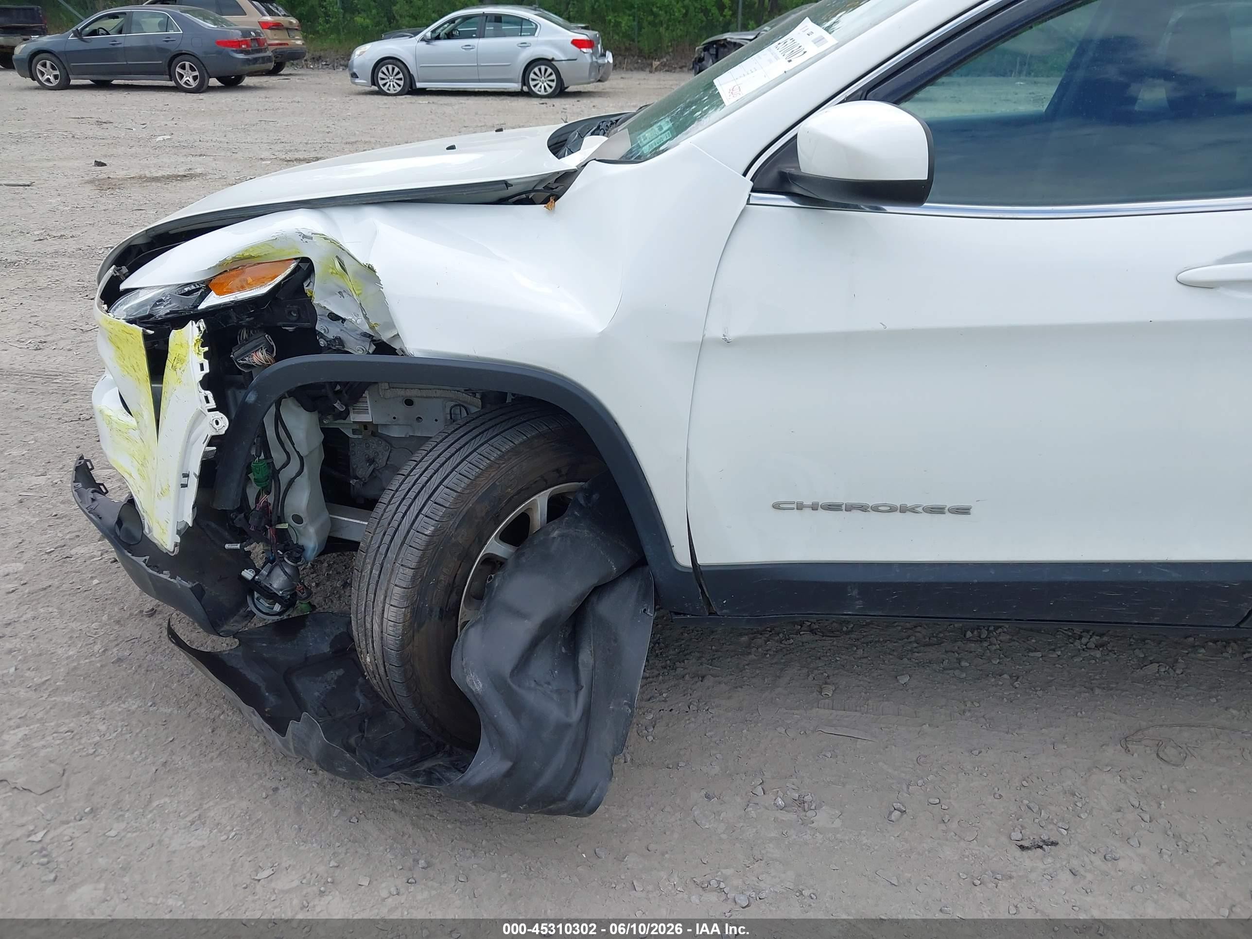 2015 Jeep Cherokee Latitude White vin: 1C4PJMCB7FW772307