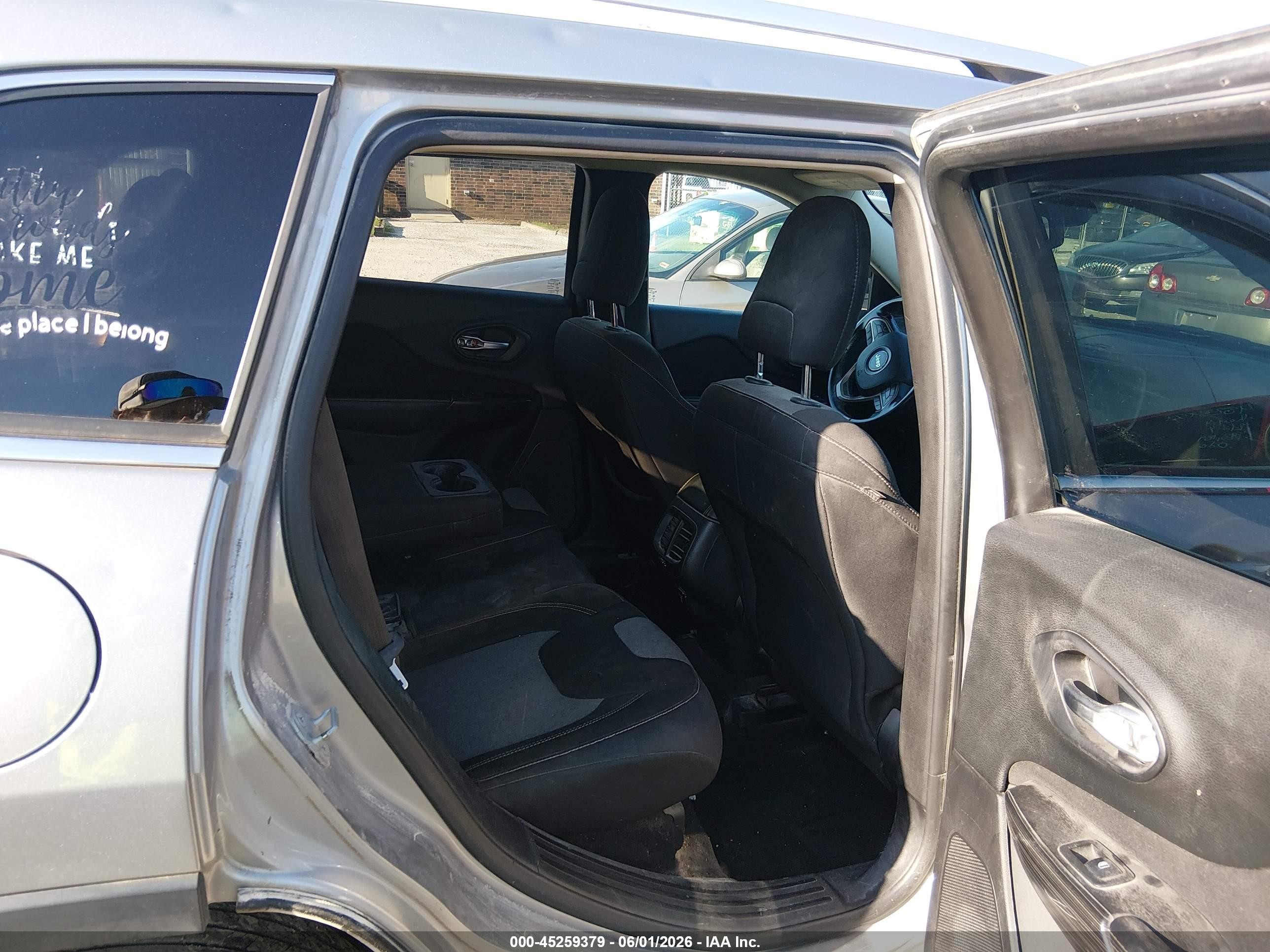 2014 Jeep Cherokee Latitude Серебряный vin: 1C4PJMCB8EW224458