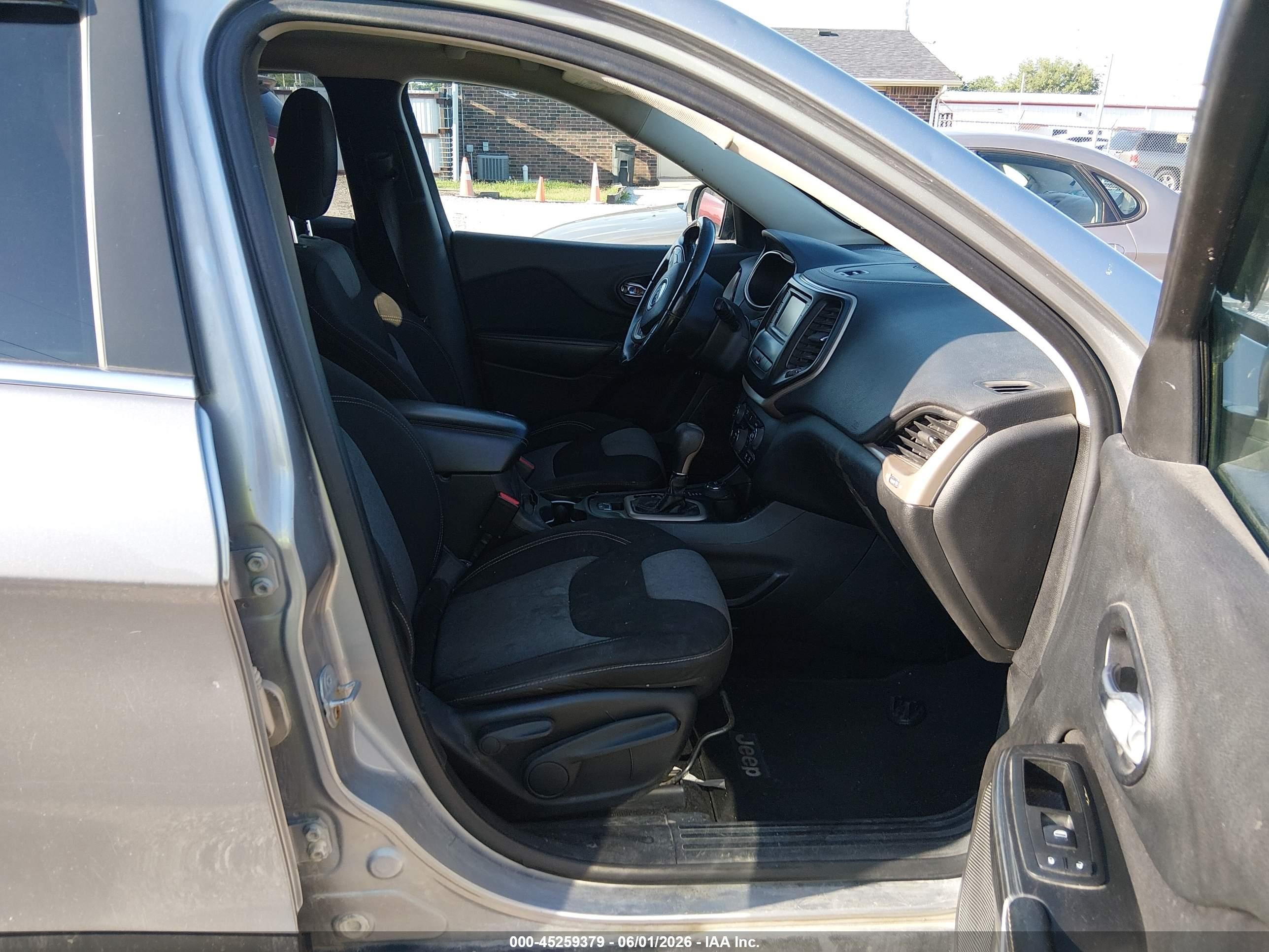 2014 Jeep Cherokee Latitude Серебряный vin: 1C4PJMCB8EW224458