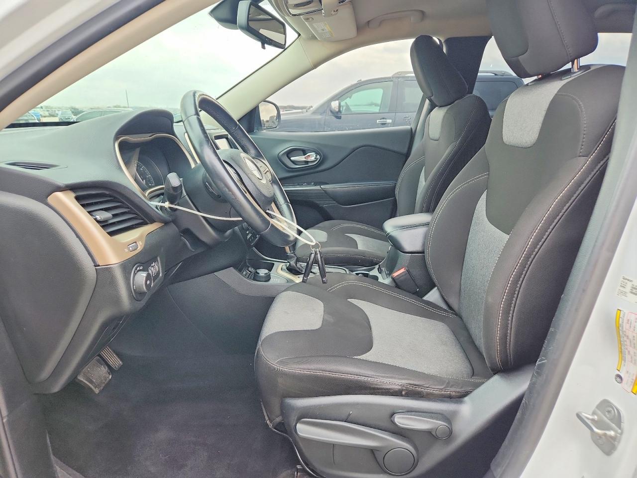 2014 Jeep Cherokee Latitude White vin: 1C4PJMCB8EW231622