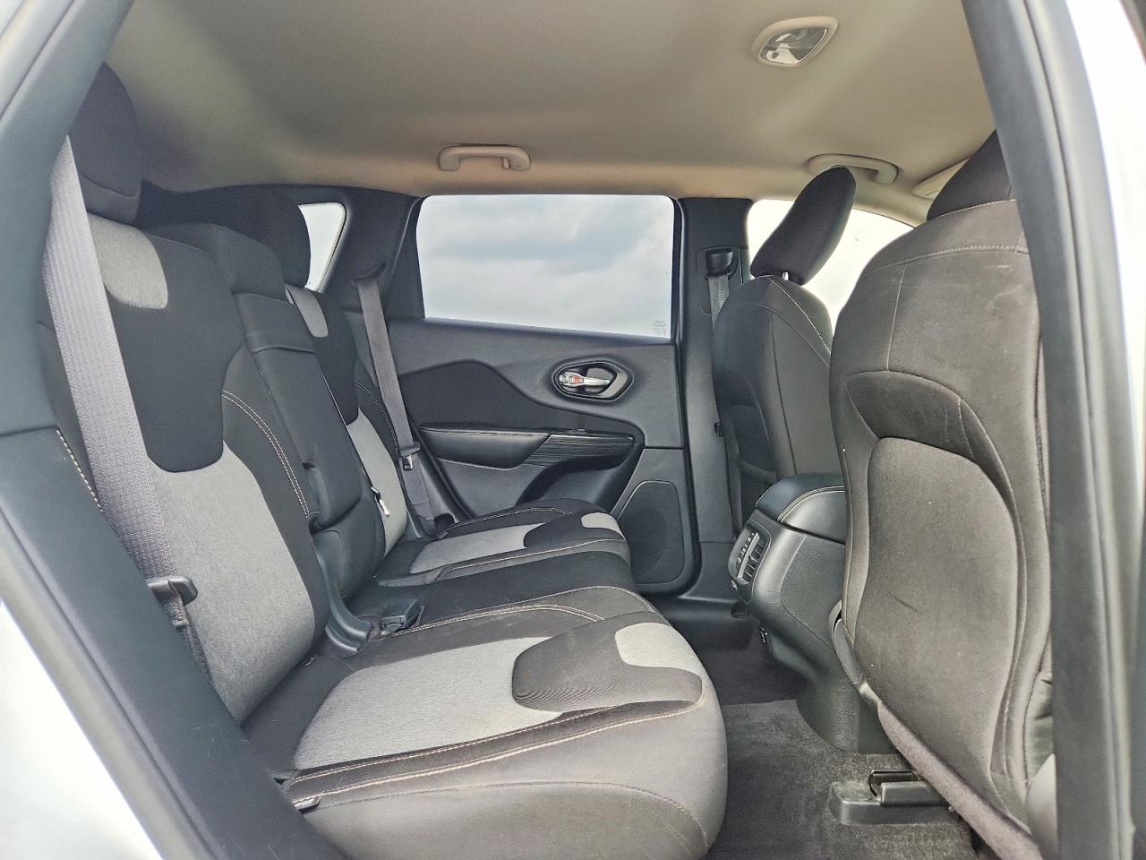 2014 Jeep Cherokee Latitude White vin: 1C4PJMCB8EW231622