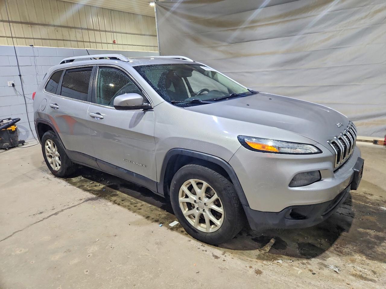 2015 Jeep Cherokee Latitude Серебряный vin: 1C4PJMCB8FW559429