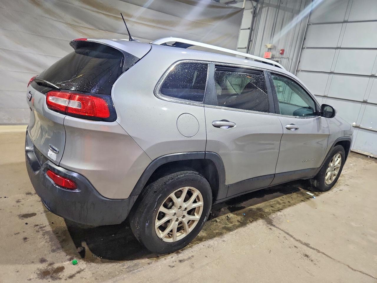 2015 Jeep Cherokee Latitude Серебряный vin: 1C4PJMCB8FW559429