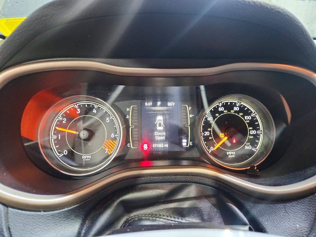 2015 Jeep Cherokee Latitude Серебряный vin: 1C4PJMCB8FW559429