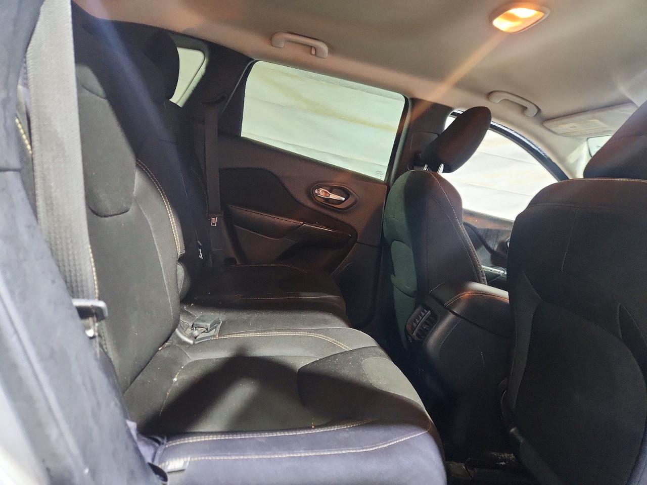 2015 Jeep Cherokee Latitude Серебряный vin: 1C4PJMCB8FW559429