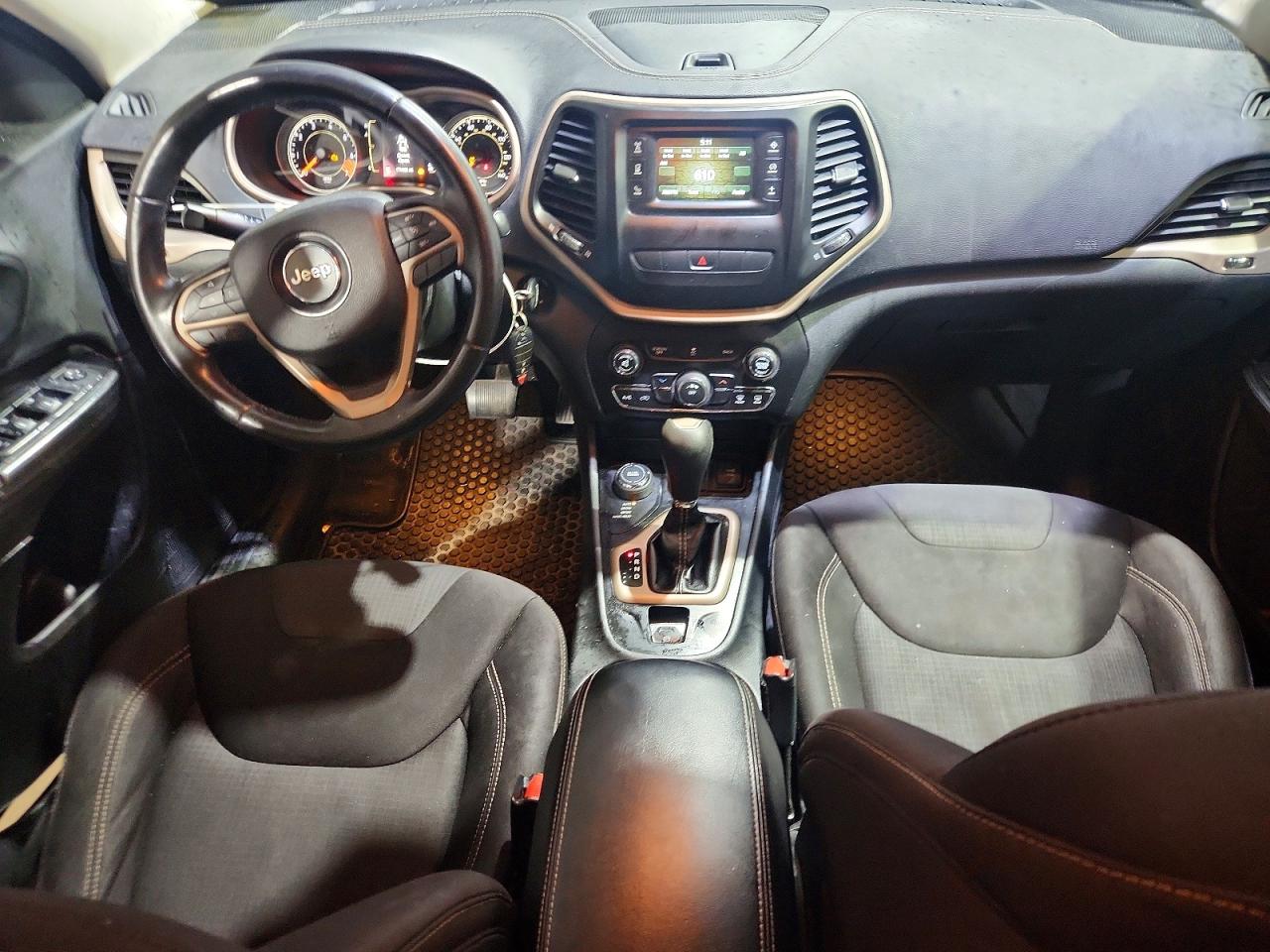 2015 Jeep Cherokee Latitude Серебряный vin: 1C4PJMCB8FW559429