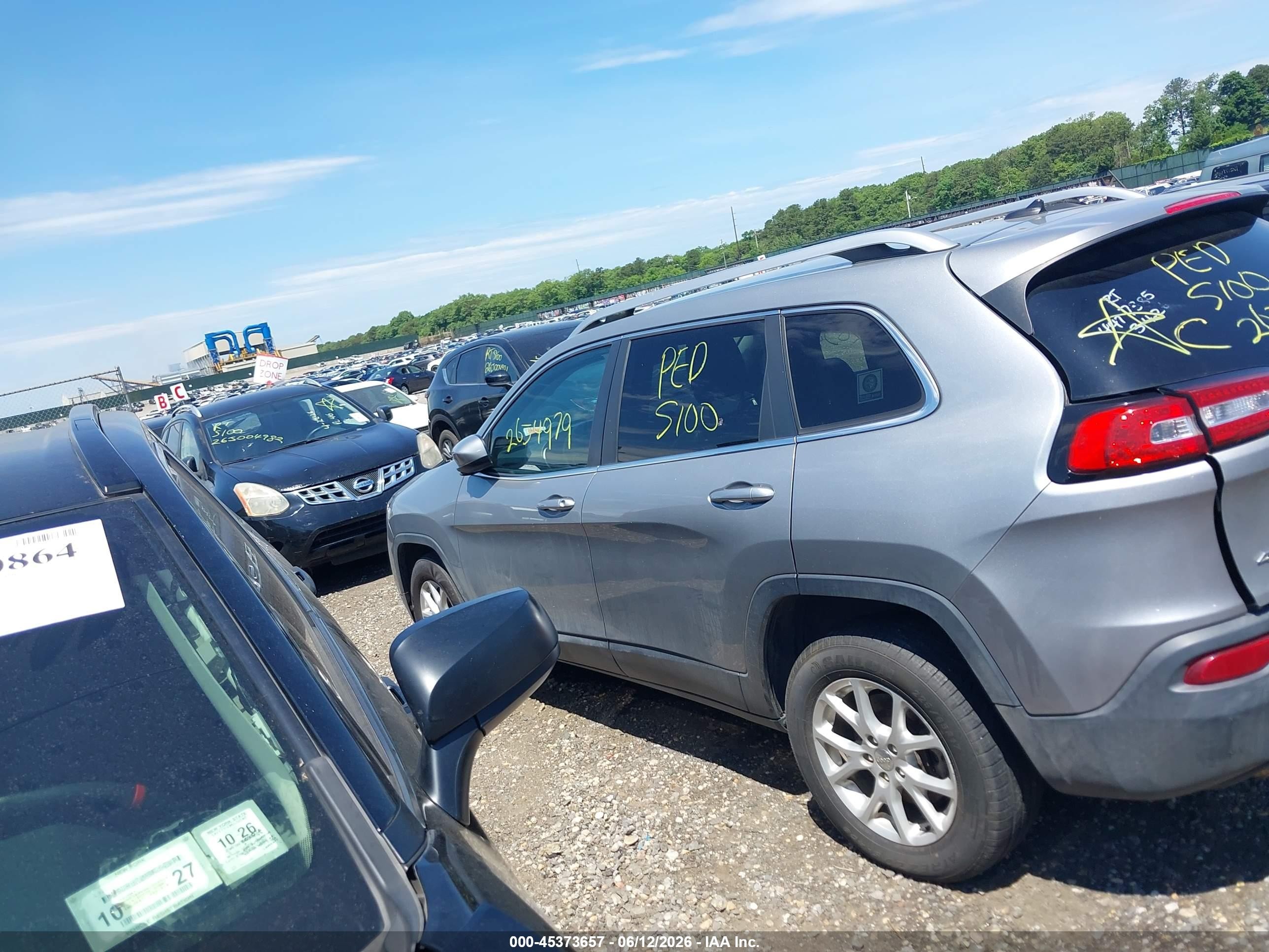2015 Jeep Cherokee Latitude Gray vin: 1C4PJMCB8FW614770