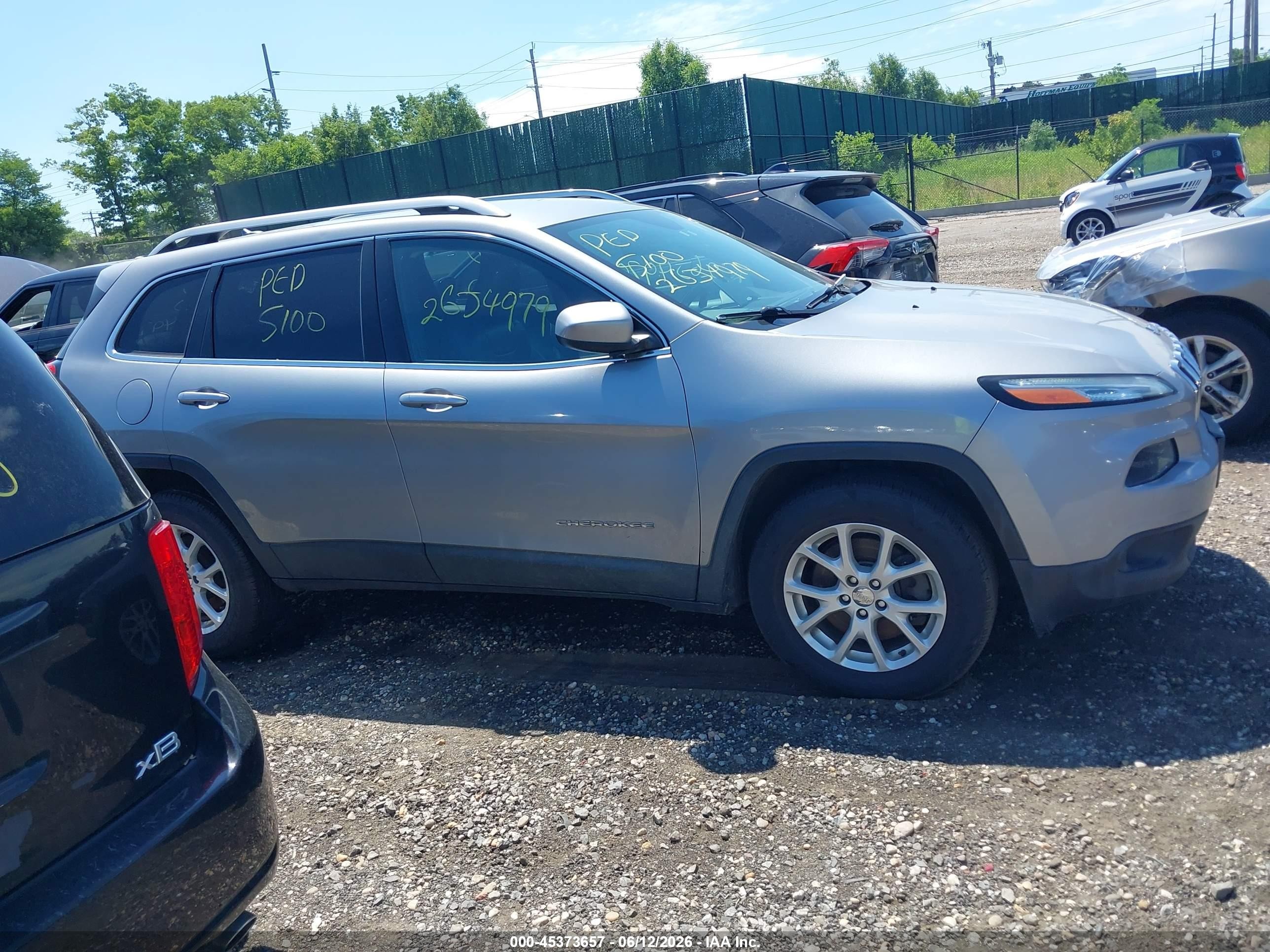 2015 Jeep Cherokee Latitude Gray vin: 1C4PJMCB8FW614770