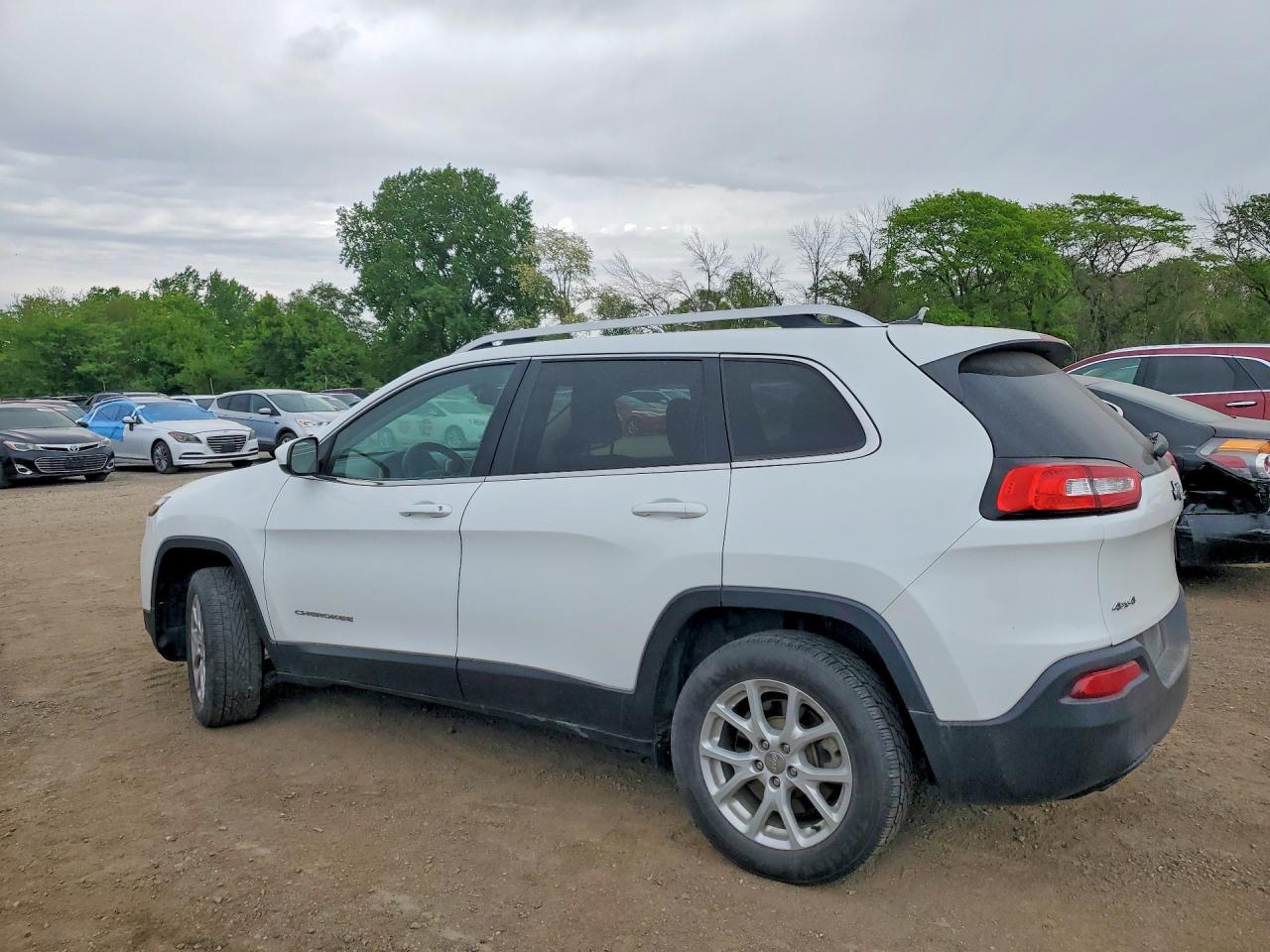 2015 Jeep Cherokee Latitude White vin: 1C4PJMCB8FW679375
