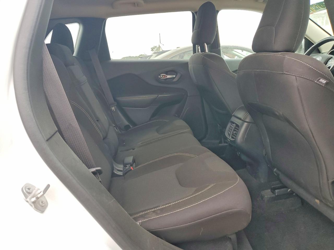 2015 Jeep Cherokee Latitude White vin: 1C4PJMCB8FW679375