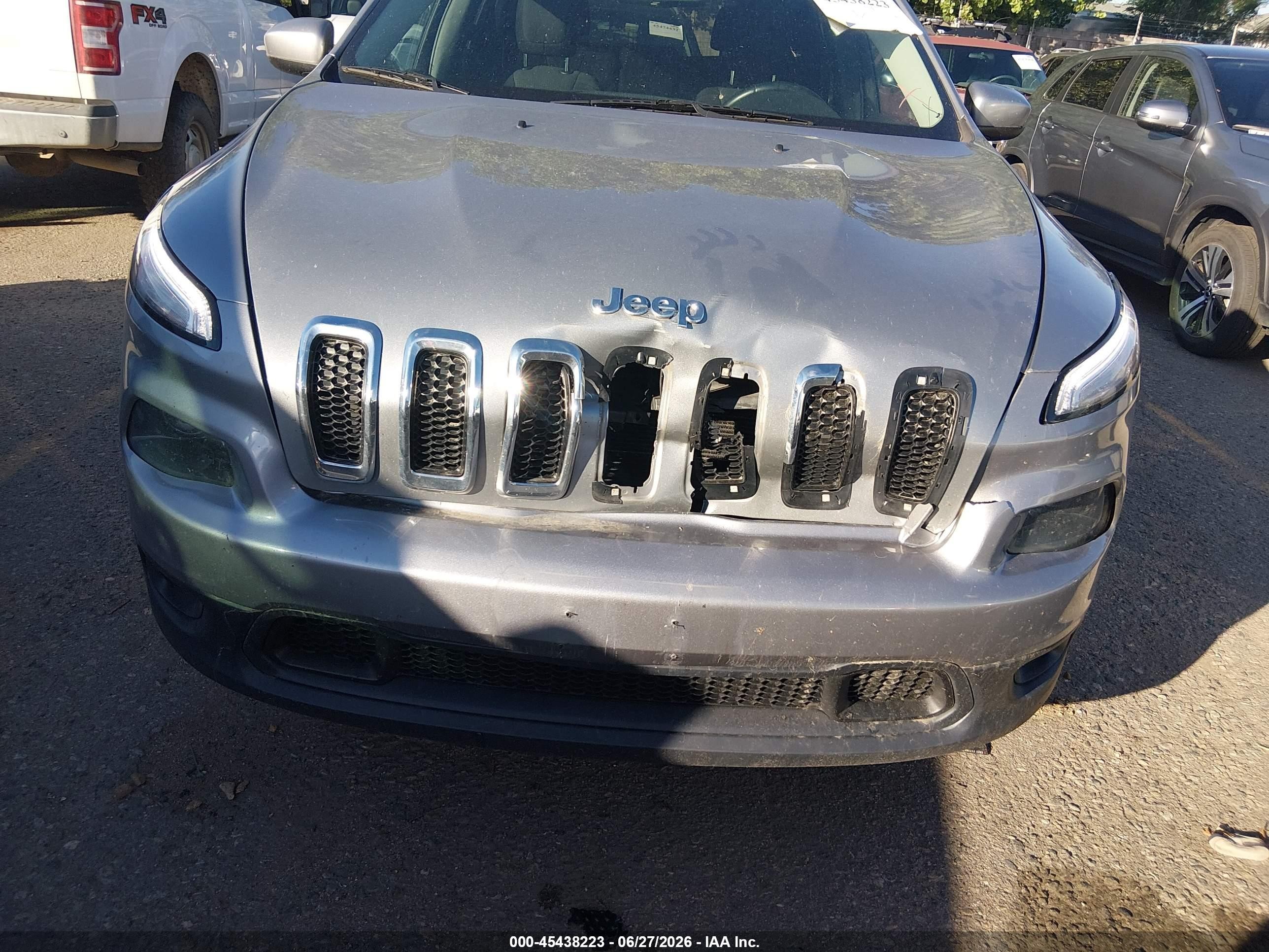 2015 Jeep Cherokee Latitude Silver vin: 1C4PJMCB8FW691395