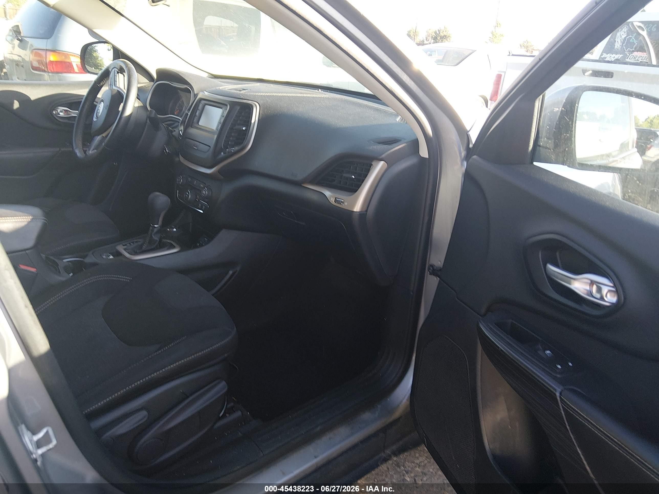 2015 Jeep Cherokee Latitude Silver vin: 1C4PJMCB8FW691395