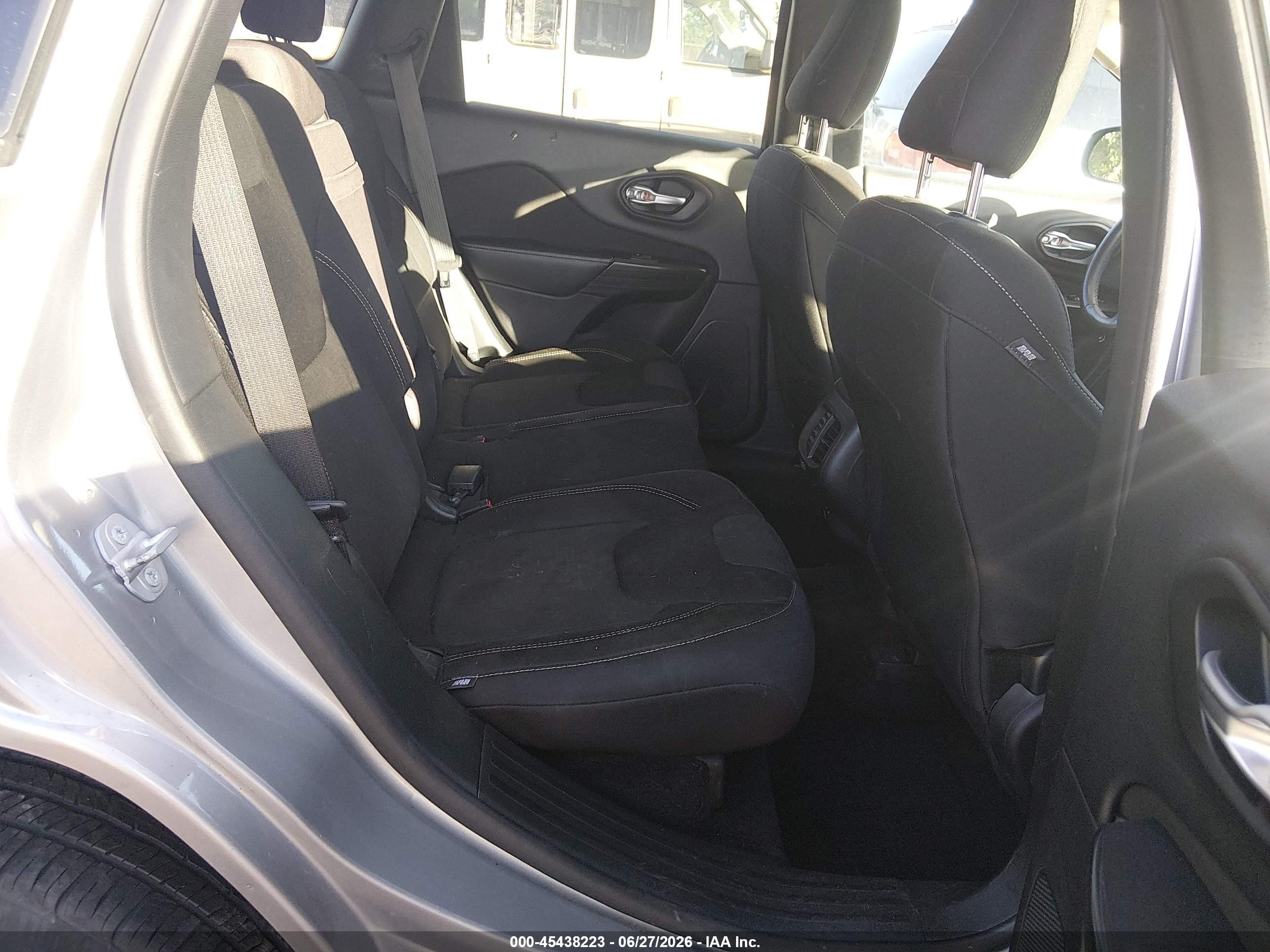 2015 Jeep Cherokee Latitude Silver vin: 1C4PJMCB8FW691395