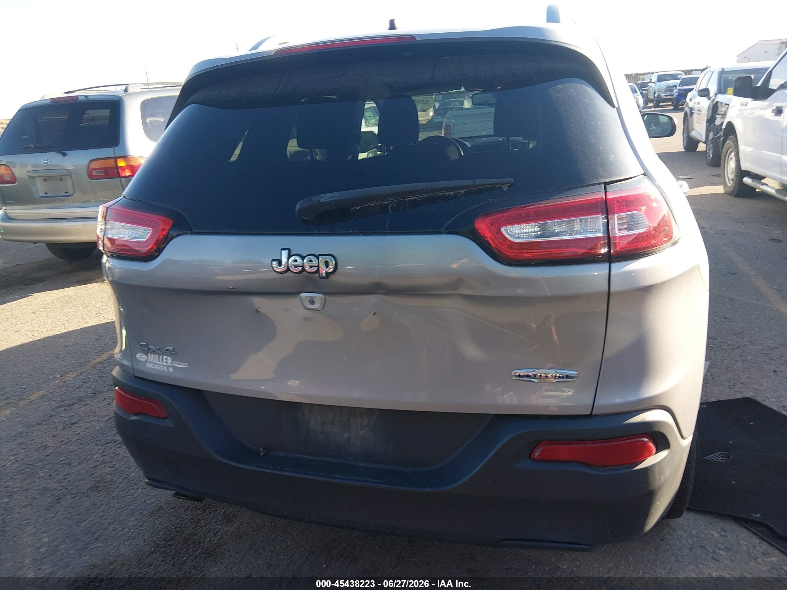 2015 Jeep Cherokee Latitude Silver vin: 1C4PJMCB8FW691395