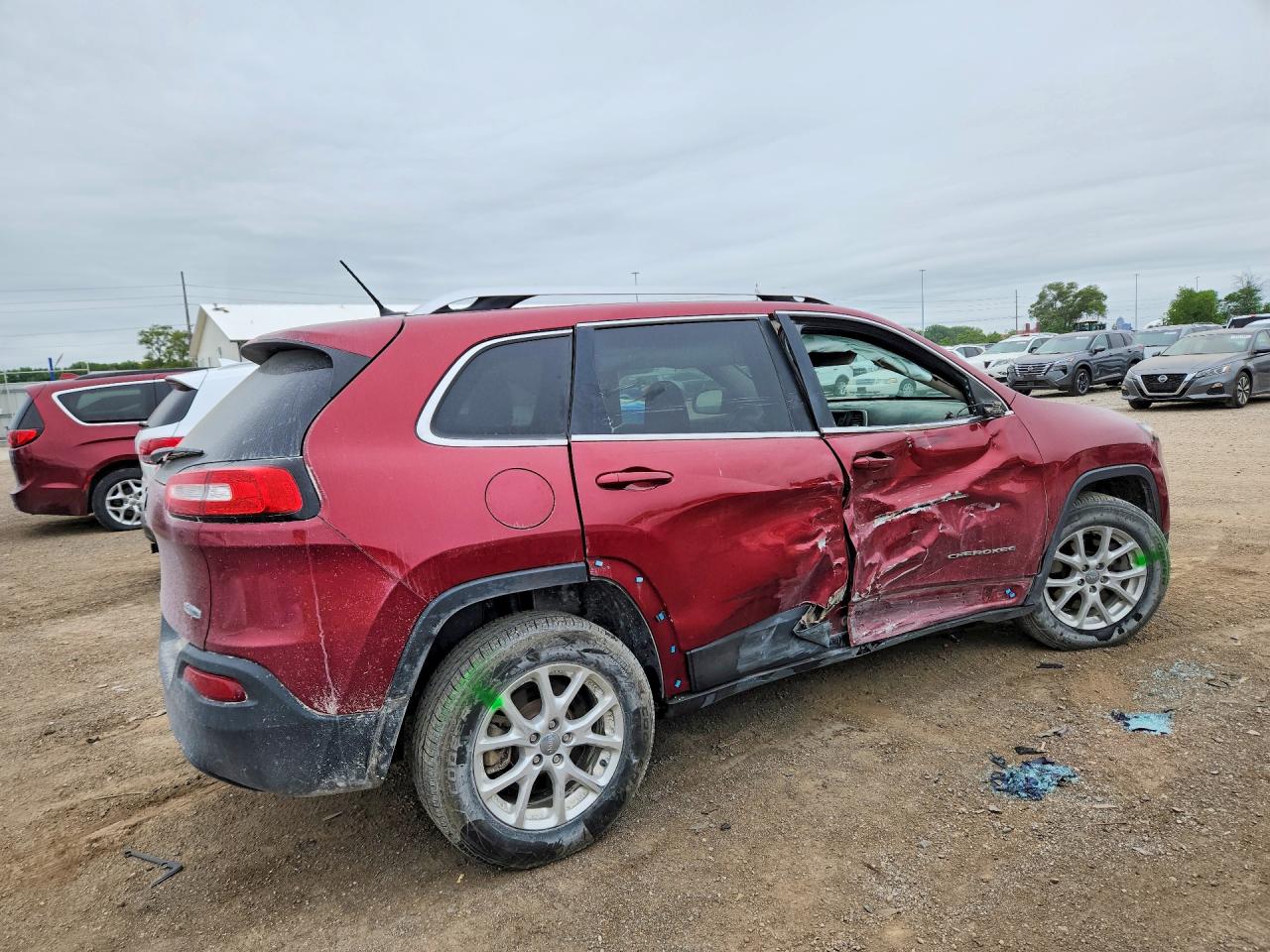 2015 Jeep Cherokee Latitude Red vin: 1C4PJMCB8FW715534