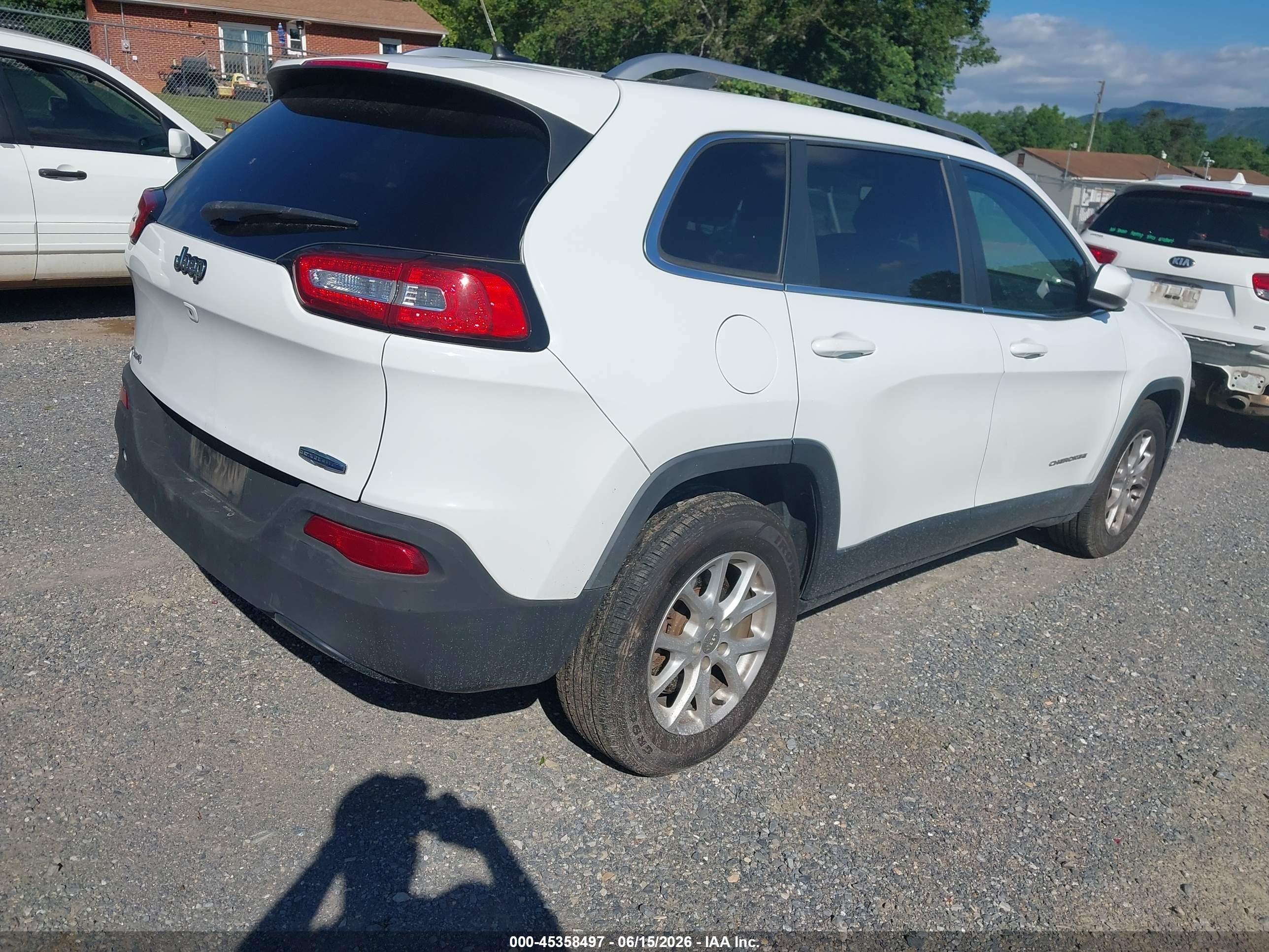 2015 Jeep Cherokee Latitude White vin: 1C4PJMCB8FW739297
