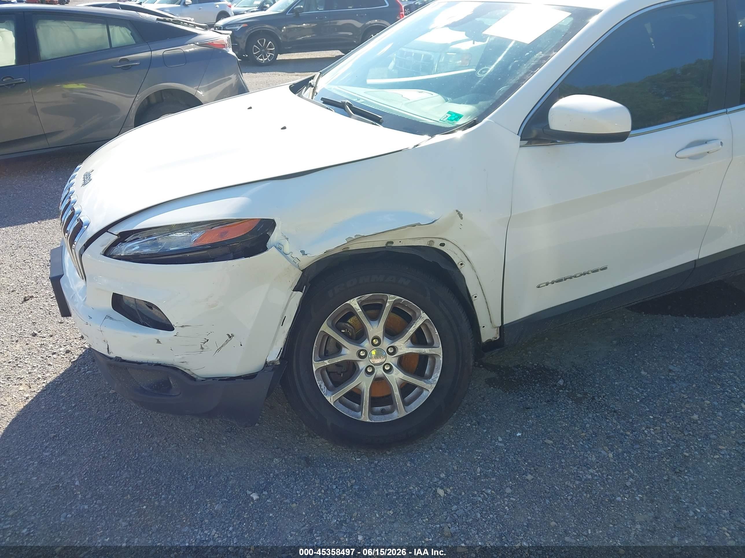 2015 Jeep Cherokee Latitude White vin: 1C4PJMCB8FW739297