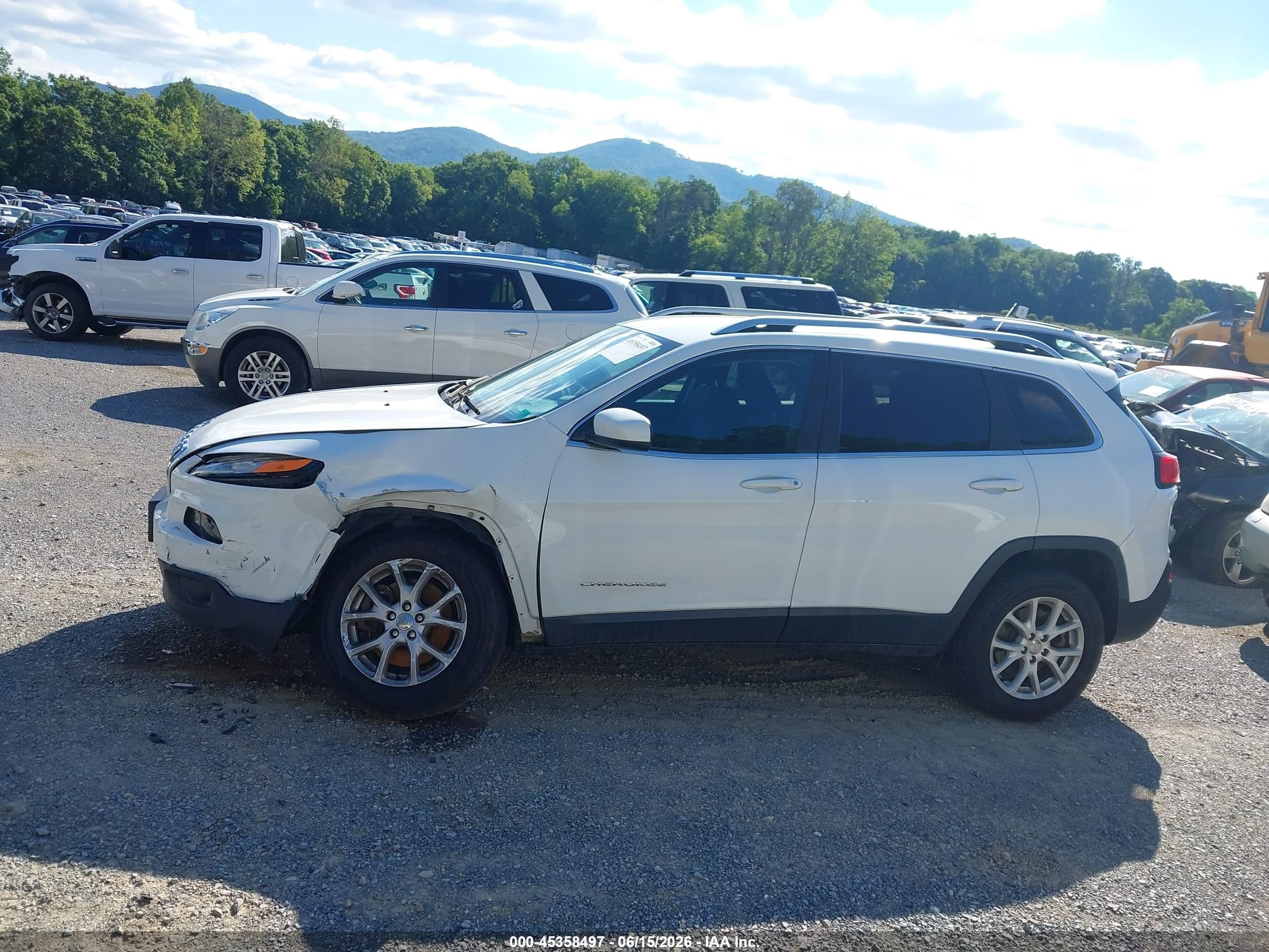 2015 Jeep Cherokee Latitude White vin: 1C4PJMCB8FW739297