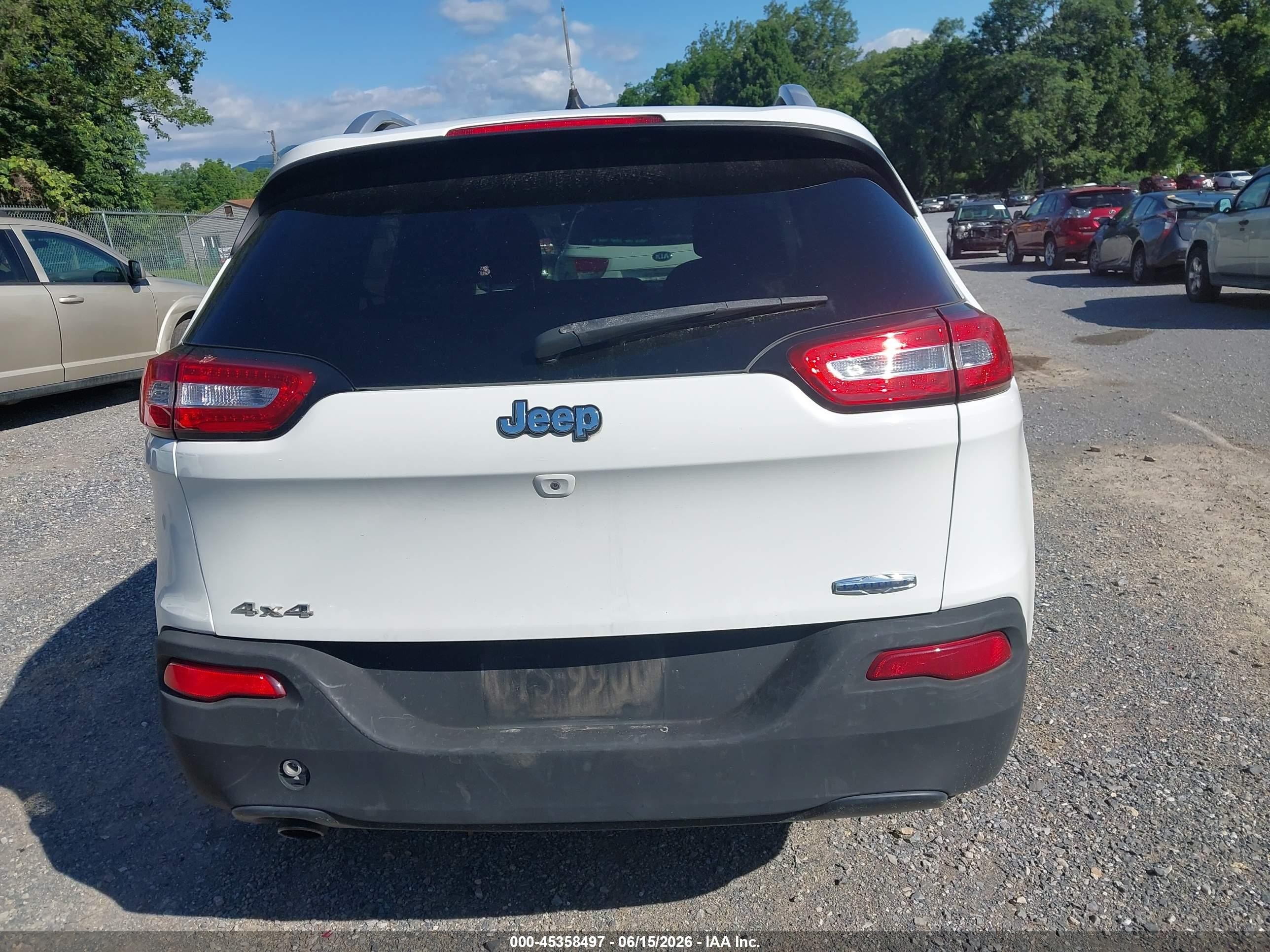 2015 Jeep Cherokee Latitude White vin: 1C4PJMCB8FW739297