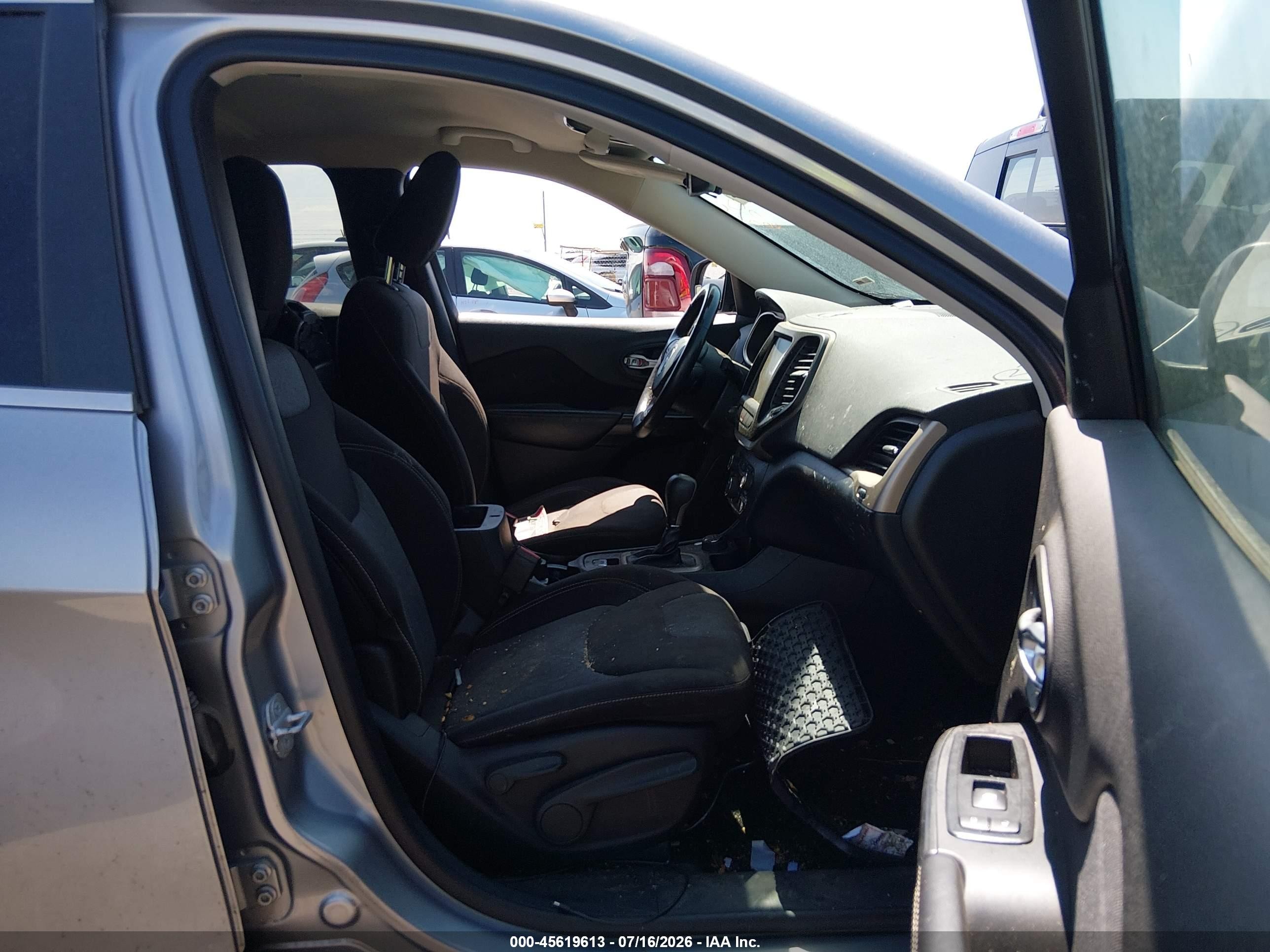 2014 Jeep Cherokee Latitude Silver vin: 1C4PJMCB9EW126023