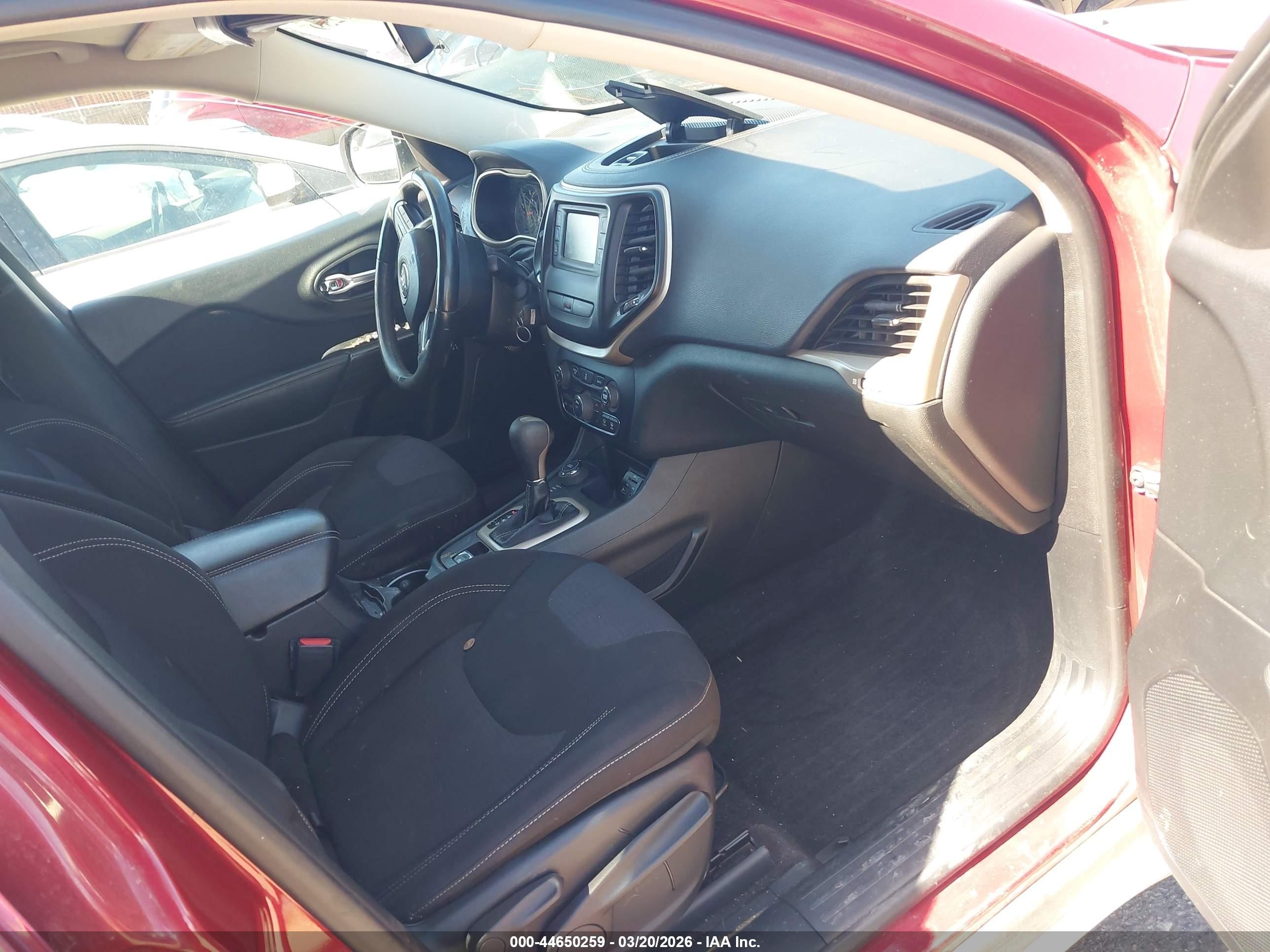 2015 Jeep Cherokee Latitude Красный vin: 1C4PJMCB9FW697402