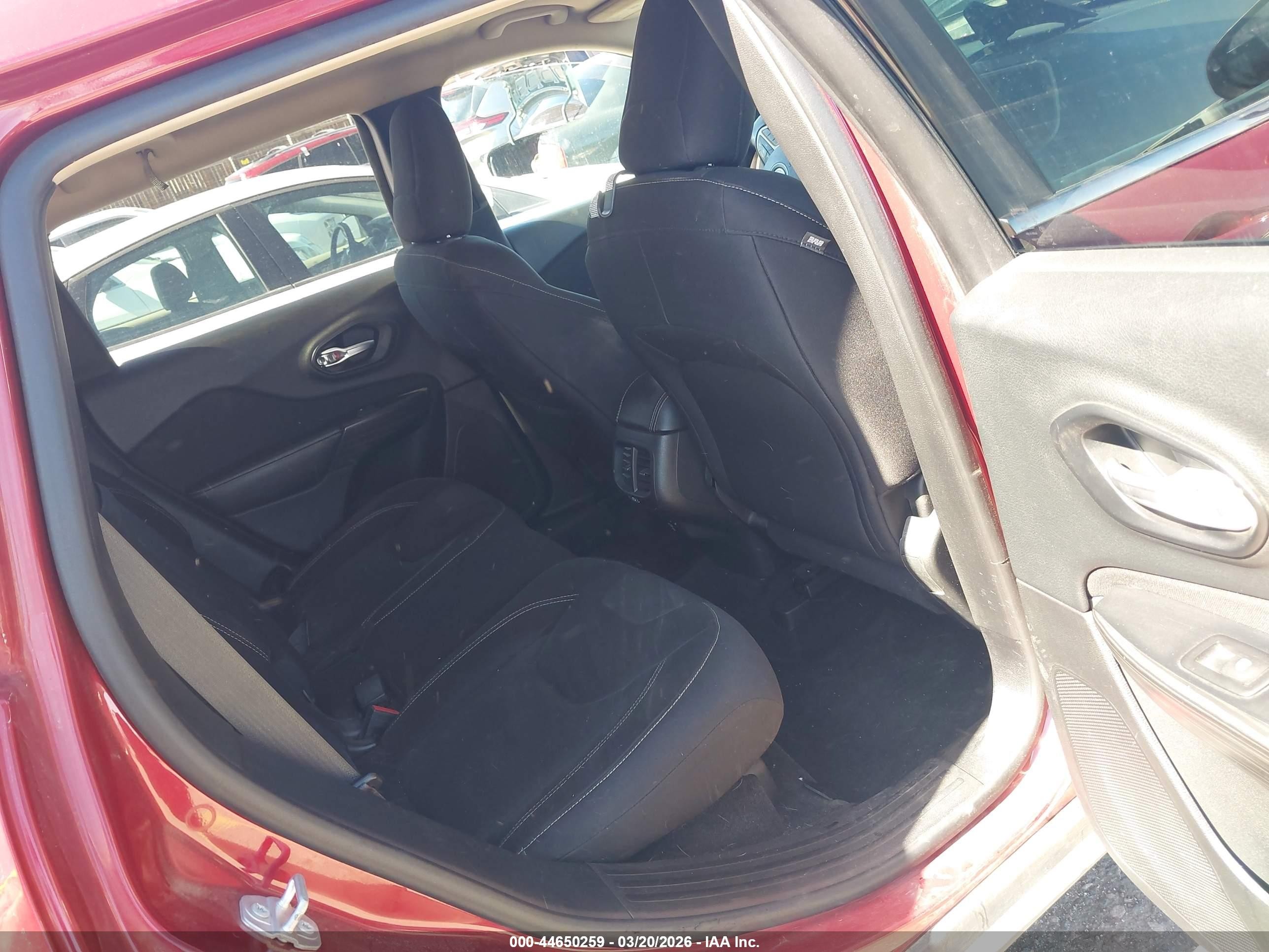 2015 Jeep Cherokee Latitude Красный vin: 1C4PJMCB9FW697402