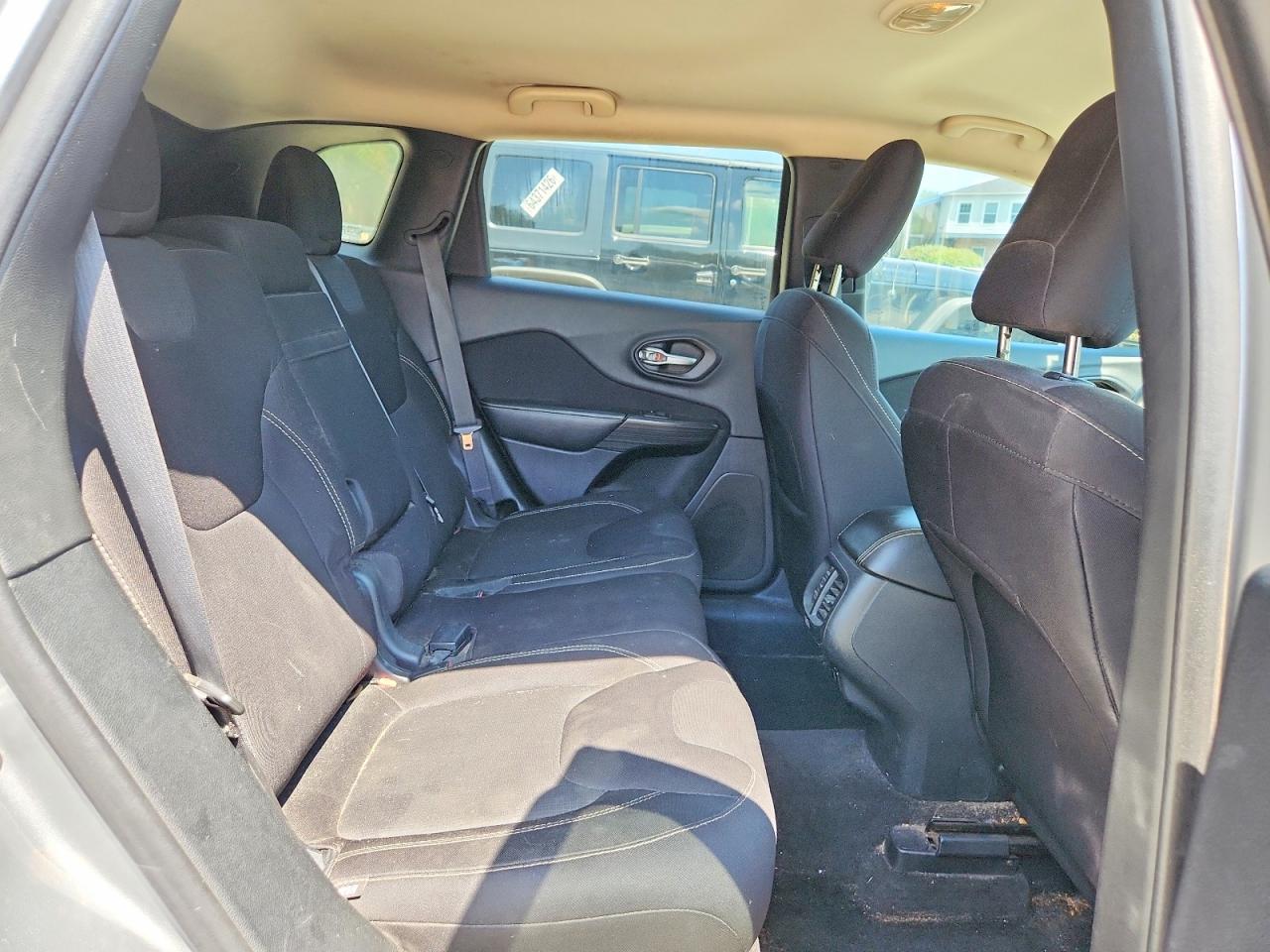 2015 Jeep Cherokee Latitude Silver vin: 1C4PJMCB9FW715378