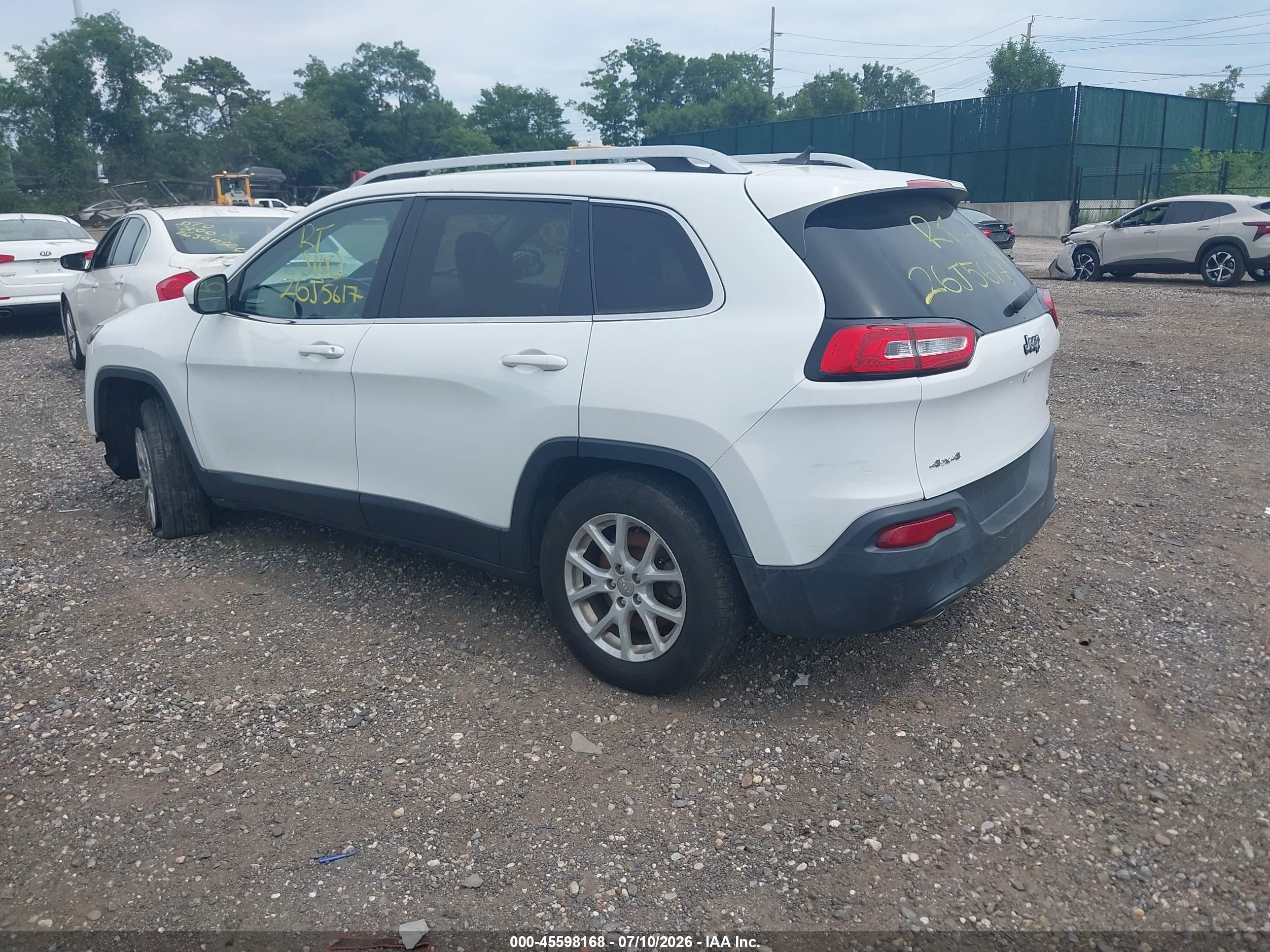 2015 Jeep Cherokee Latitude White vin: 1C4PJMCB9FW772017