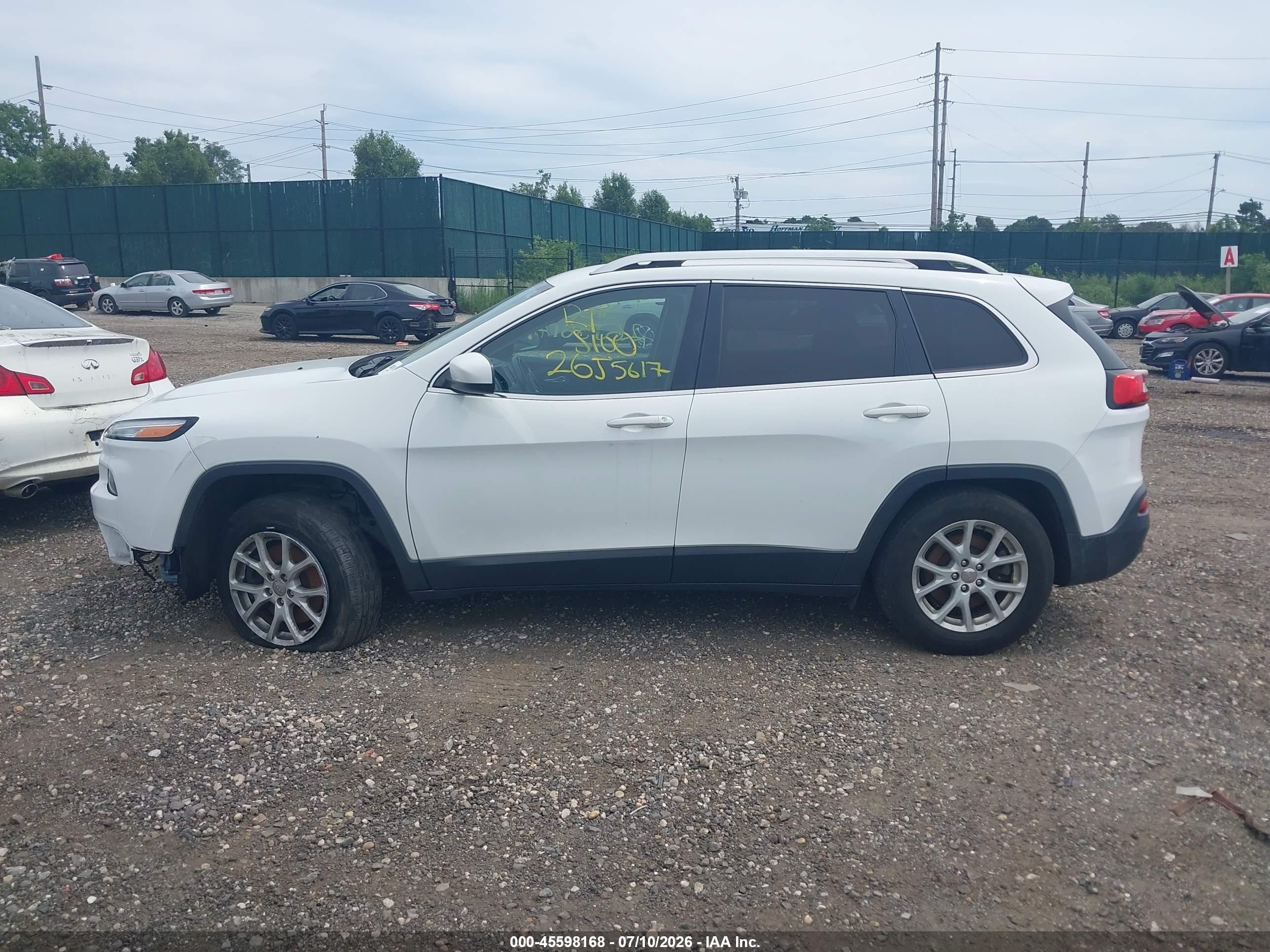 2015 Jeep Cherokee Latitude White vin: 1C4PJMCB9FW772017