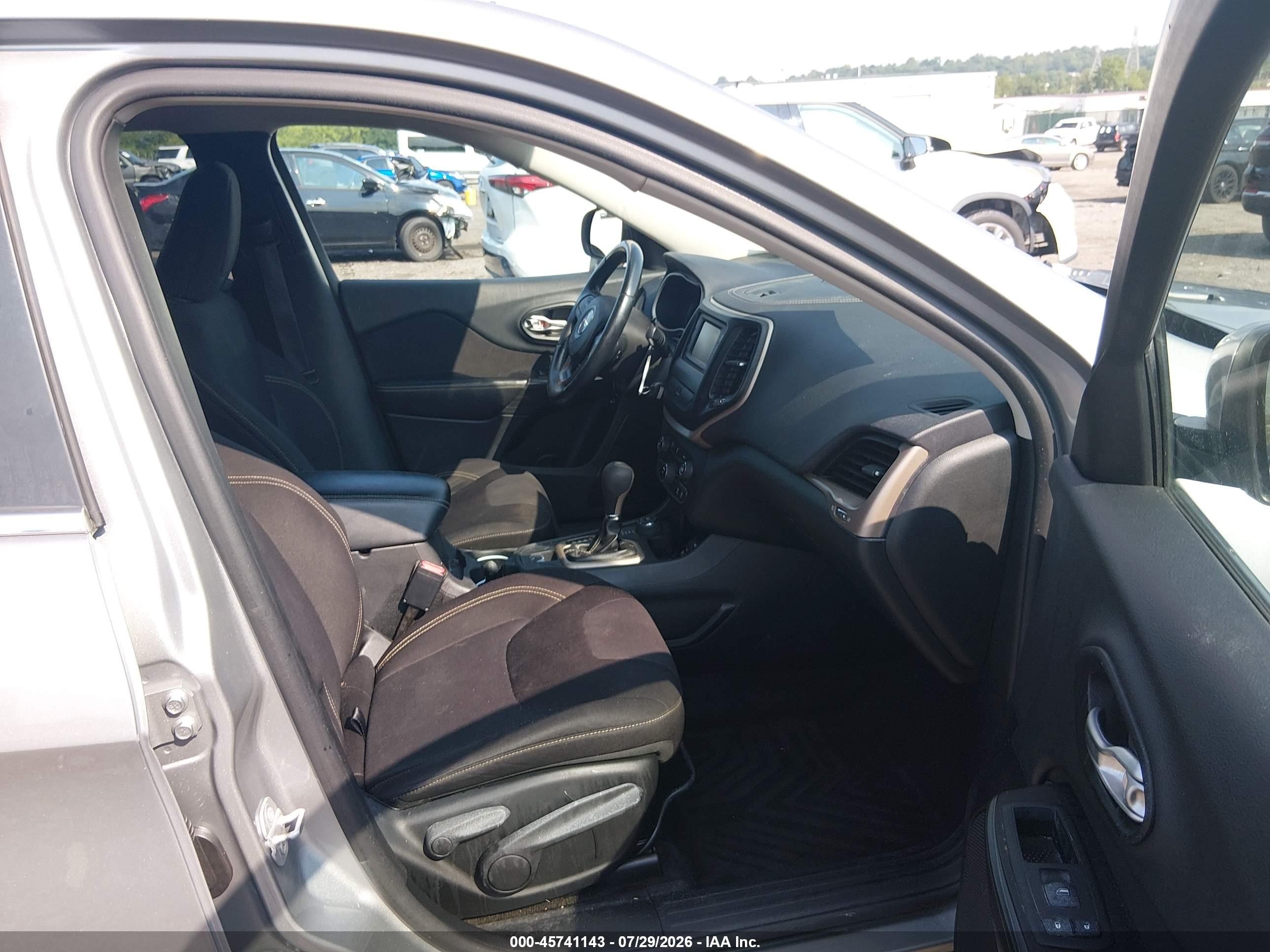 2015 Jeep Cherokee Latitude Gray vin: 1C4PJMCBXFW520146