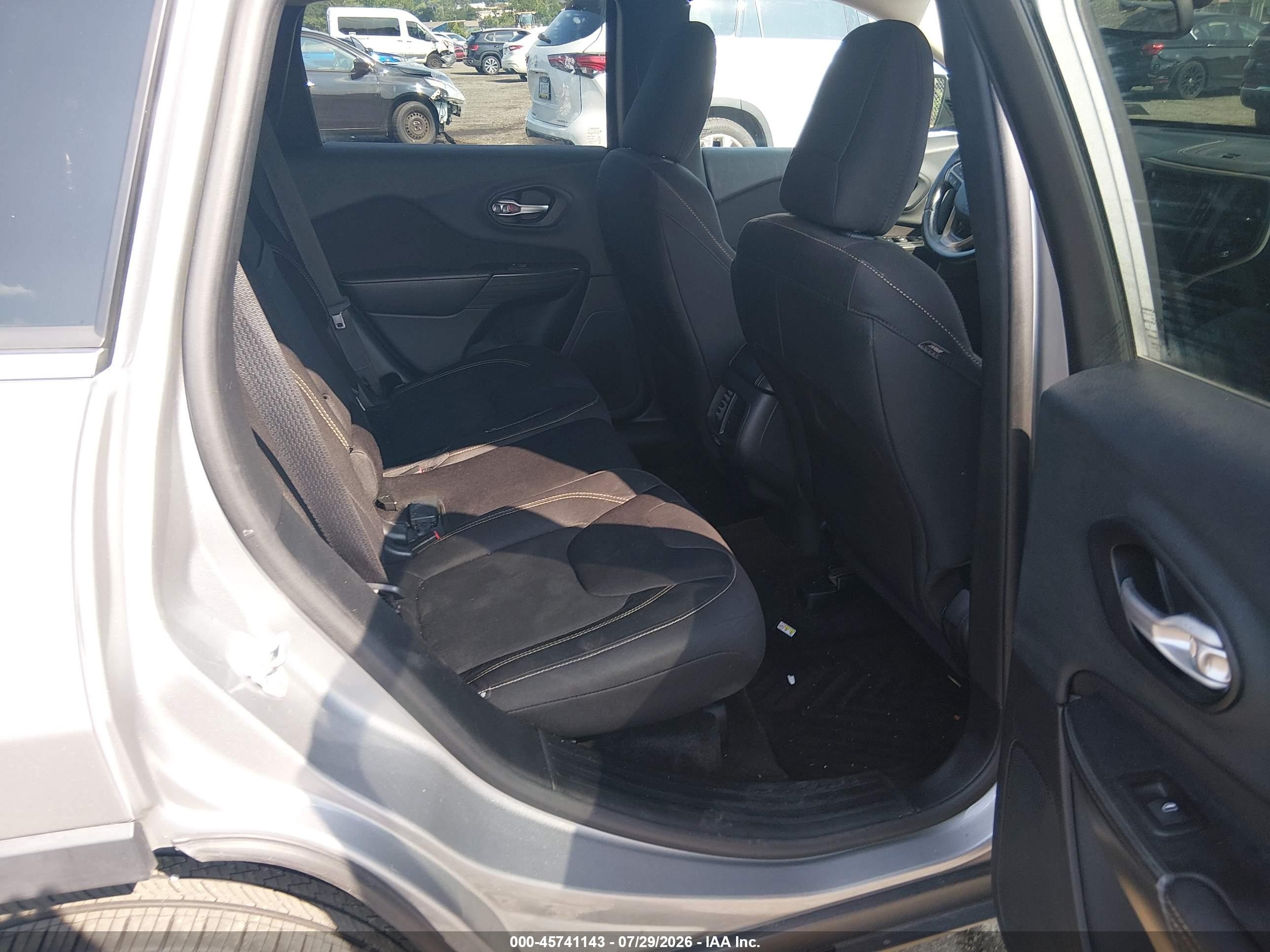 2015 Jeep Cherokee Latitude Gray vin: 1C4PJMCBXFW520146
