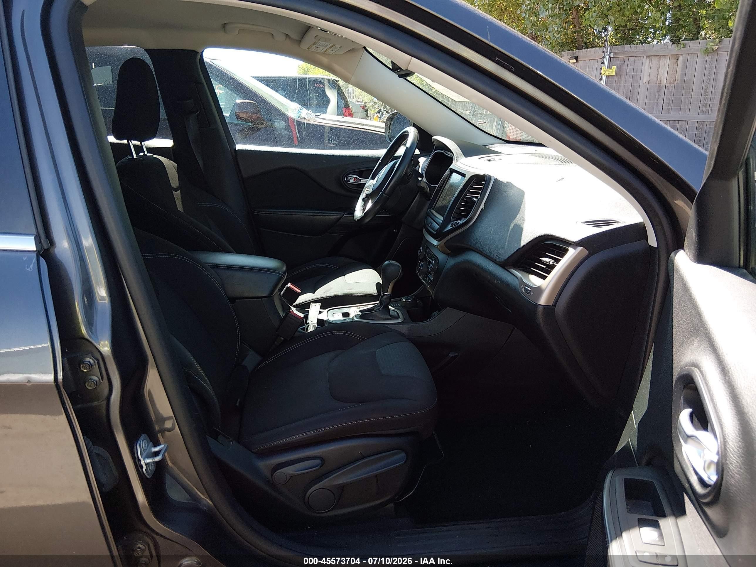 2015 Jeep Cherokee Latitude Gray vin: 1C4PJMCBXFW540543