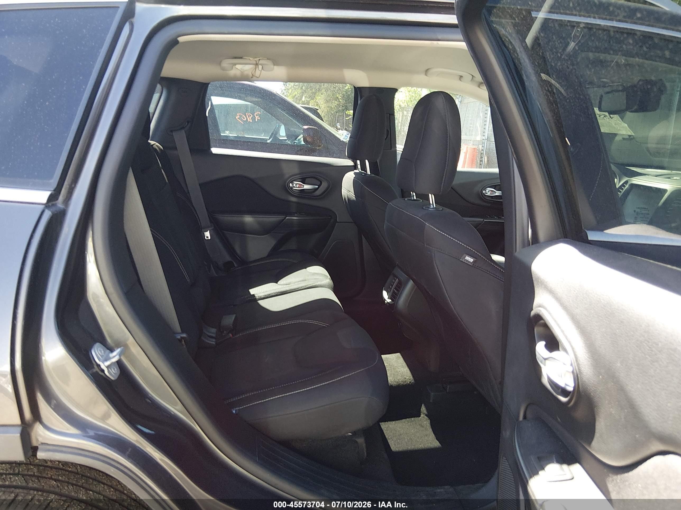 2015 Jeep Cherokee Latitude Gray vin: 1C4PJMCBXFW540543