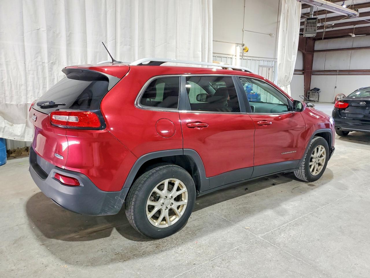2015 Jeep Cherokee Latitude Red vin: 1C4PJMCBXFW652971