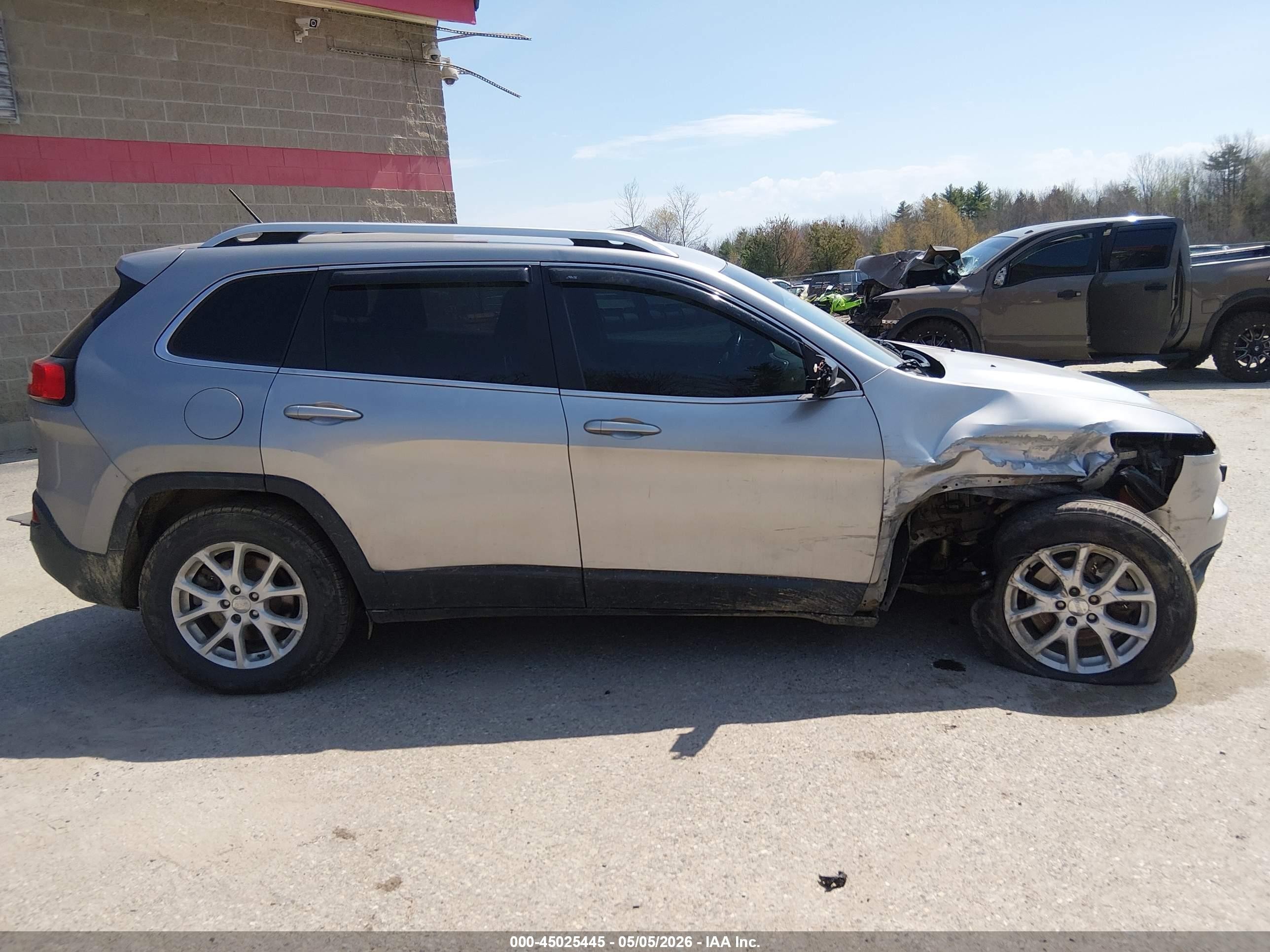 2015 Jeep Cherokee Latitude Silver vin: 1C4PJMCBXFW745408