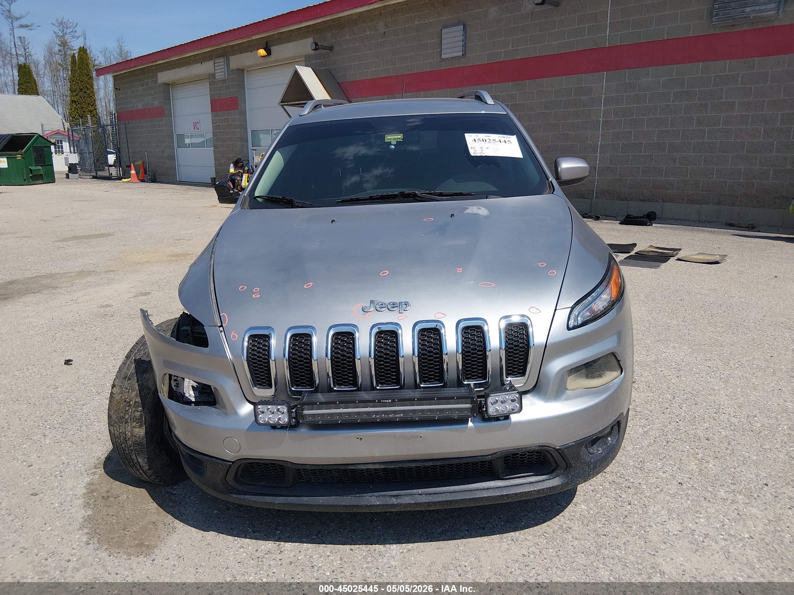 2015 Jeep Cherokee Latitude Silver vin: 1C4PJMCBXFW745408